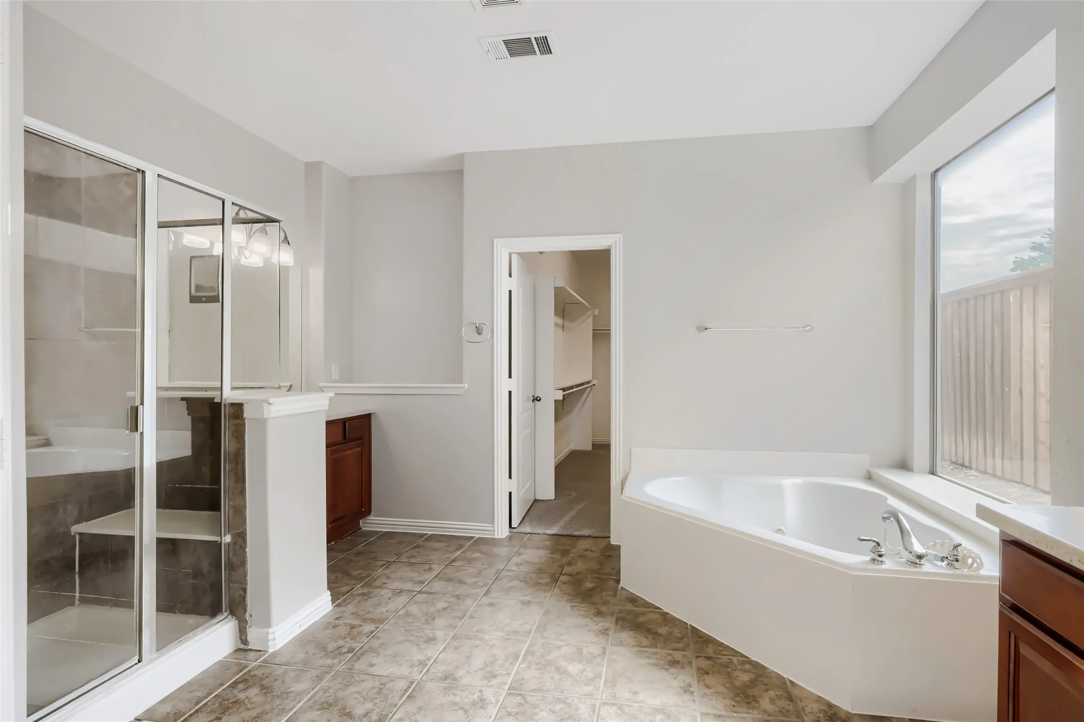Single Family Residence For Sale in Collin County , 10924 Coralberry Drive, Frisco, Texas 75033, 4 Bedroom, 4 Bathroom, 2 Garage spaces, 3,613 Sqft, built in 2005, mls#21147295, Real Estate Agent in Frisco, Homes For Sale in Collin county, Homes For Sale in Frisco, Realtor in Frisco Texas, Real Estate Brokerage Independent Realty Texas, Luminita Cordes Realtor