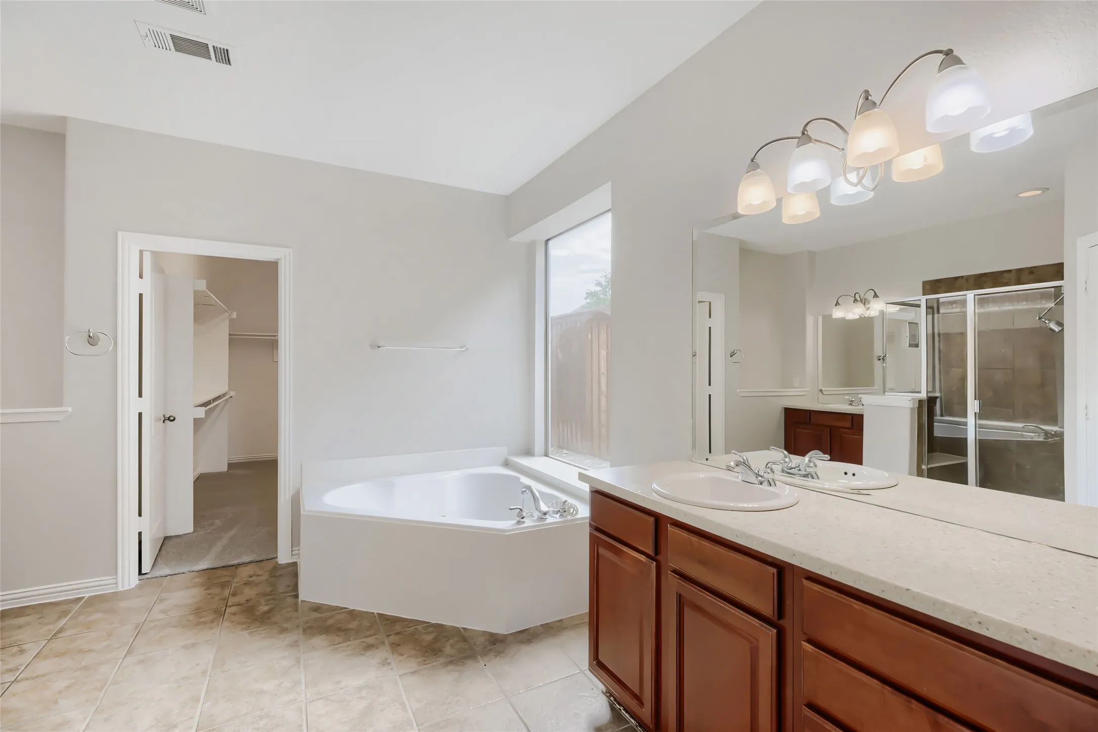 Single Family Residence For Sale in Collin County , 10924 Coralberry Drive, Frisco, Texas 75033, 4 Bedroom, 4 Bathroom, 2 Garage spaces, 3,613 Sqft, built in 2005, mls#21147295, Real Estate Agent in Frisco, Homes For Sale in Collin county, Homes For Sale in Frisco, Realtor in Frisco Texas, Real Estate Brokerage Independent Realty Texas, Luminita Cordes Realtor
