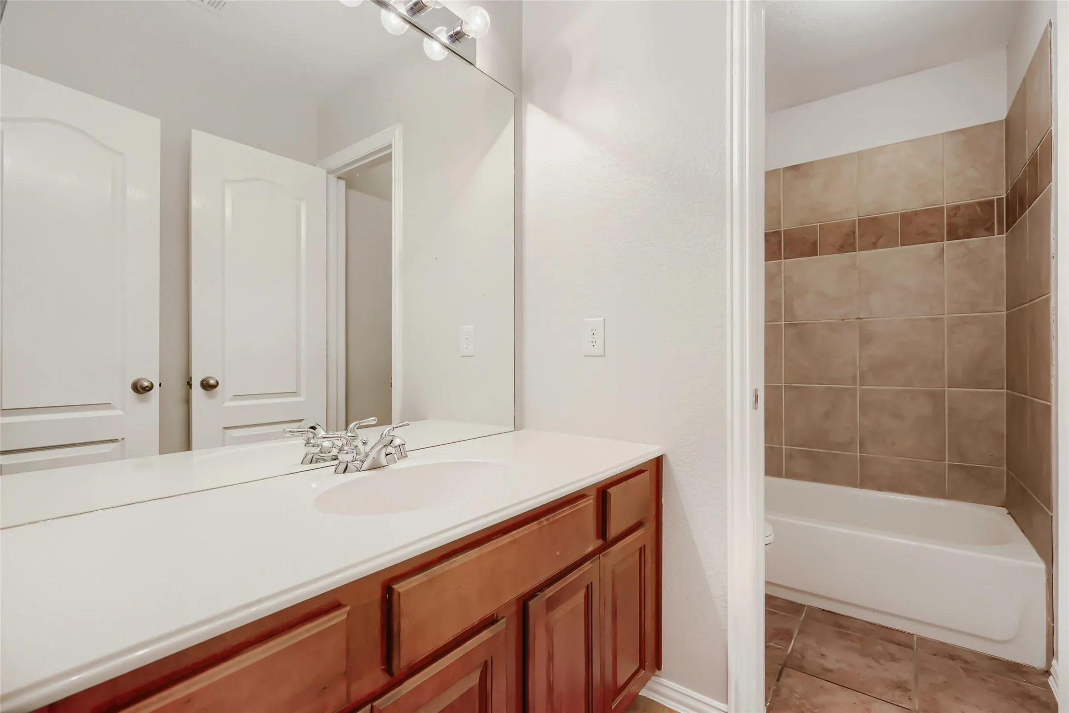 Single Family Residence For Sale in Collin County , 10924 Coralberry Drive, Frisco, Texas 75033, 4 Bedroom, 4 Bathroom, 2 Garage spaces, 3,613 Sqft, built in 2005, mls#21147295, Real Estate Agent in Frisco, Homes For Sale in Collin county, Homes For Sale in Frisco, Realtor in Frisco Texas, Real Estate Brokerage Independent Realty Texas, Luminita Cordes Realtor
