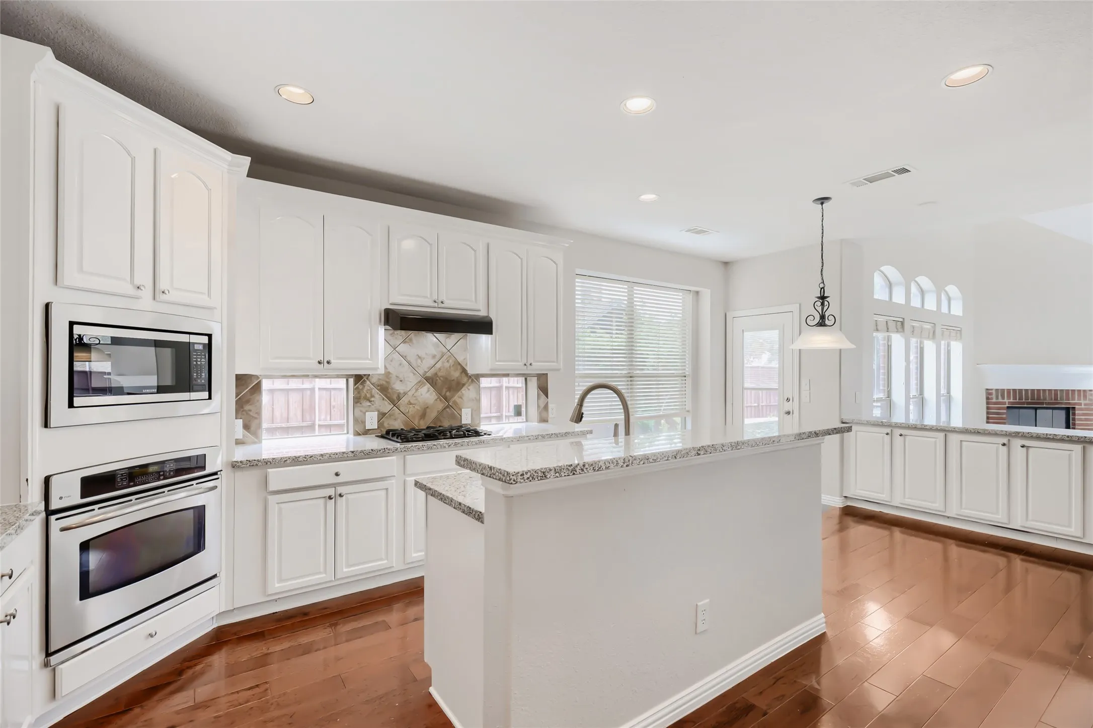 Single Family Residence For Sale in Collin County , 10924 Coralberry Drive, Frisco, Texas 75033, 4 Bedroom, 4 Bathroom, 2 Garage spaces, 3,613 Sqft, built in 2005, mls#21147295, Real Estate Agent in Frisco, Homes For Sale in Collin county, Homes For Sale in Frisco, Realtor in Frisco Texas, Real Estate Brokerage Independent Realty Texas, Luminita Cordes Realtor
