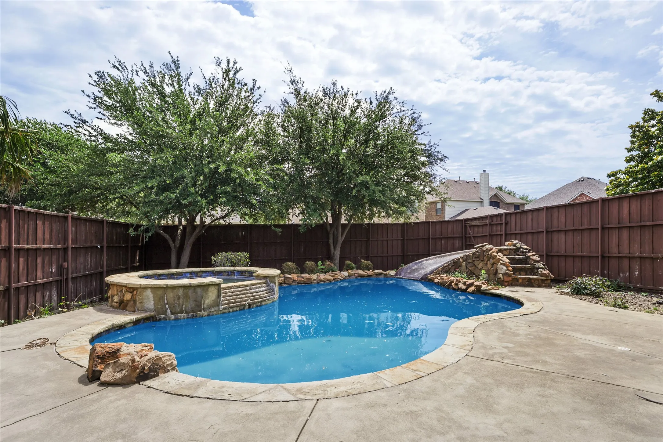 Single Family Residence For Sale in Collin County , 10924 Coralberry Drive, Frisco, Texas 75033, 4 Bedroom, 4 Bathroom, 2 Garage spaces, 3,613 Sqft, built in 2005, mls#21147295, Real Estate Agent in Frisco, Homes For Sale in Collin county, Homes For Sale in Frisco, Realtor in Frisco Texas, Real Estate Brokerage Independent Realty Texas, Luminita Cordes Realtor