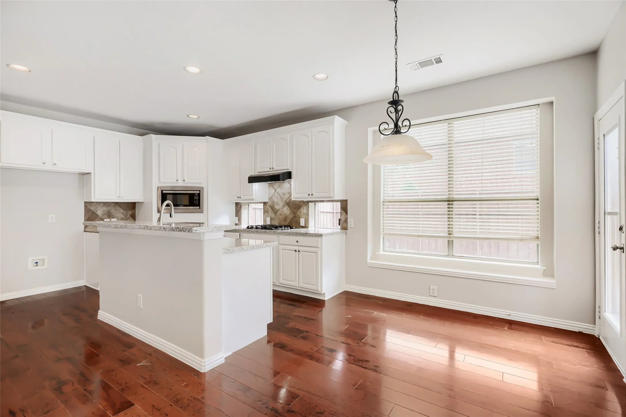 Single Family Residence For Sale in Collin County , 10924 Coralberry Drive, Frisco, Texas 75033, 4 Bedroom, 4 Bathroom, 2 Garage spaces, 3,613 Sqft, built in 2005, mls#21147295, Real Estate Agent in Frisco, Homes For Sale in Collin county, Homes For Sale in Frisco, Realtor in Frisco Texas, Real Estate Brokerage Independent Realty Texas, Luminita Cordes Realtor