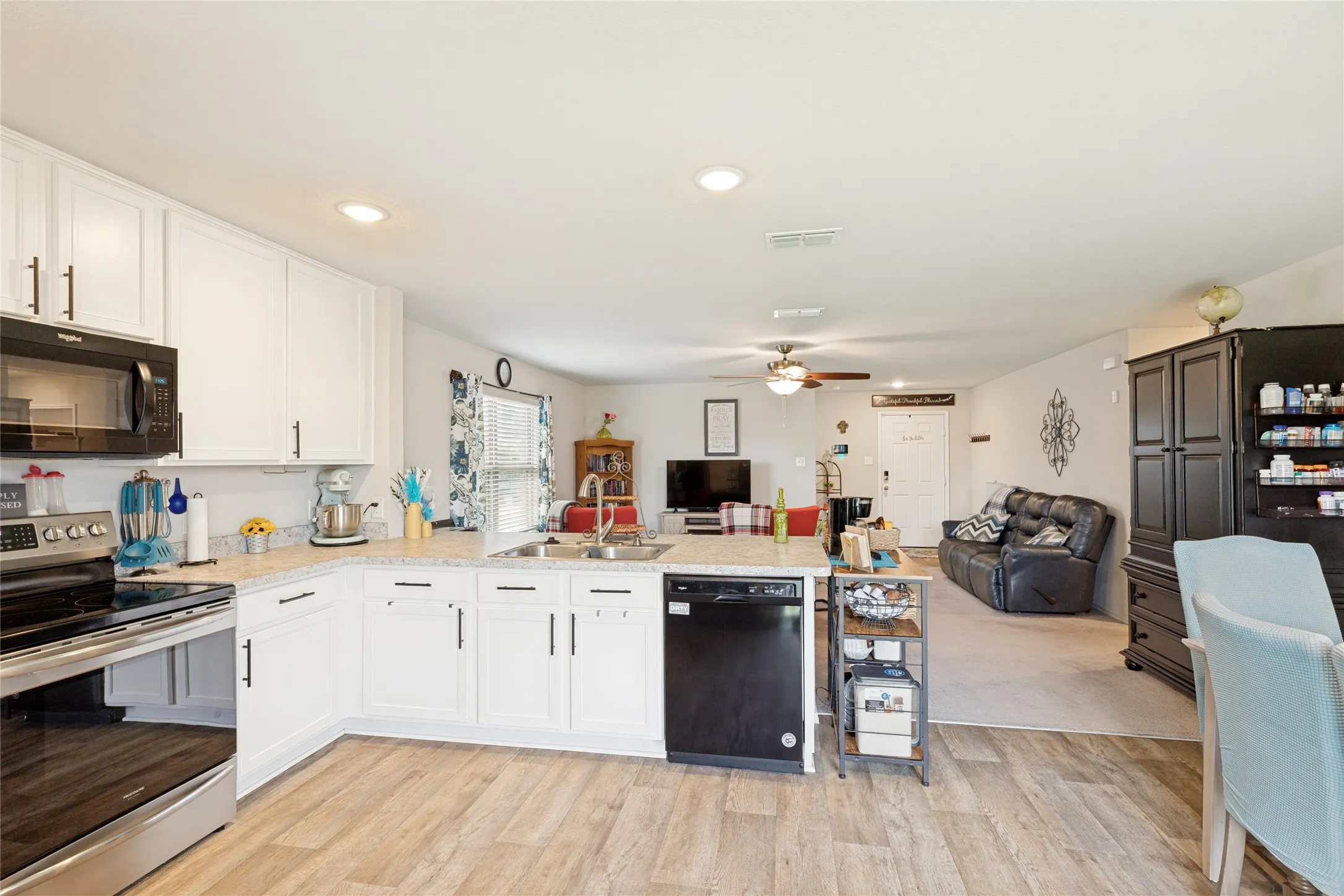 Single Family Residence For Sale in Grayson County , 816 Ravenwood Lane, Van Alstyne, Texas 75495, 3 Bedroom, 2 Bathroom, 2 Garage spaces, 1,303 Sqft, built in 2020, mls#21274592, Real Estate Agent in Van Alstyne, Homes For Sale in Grayson county, Homes For Sale in Van Alstyne, Realtor in Van Alstyne Texas, Real Estate Brokerage Independent Realty Texas, Luminita Cordes Realtor