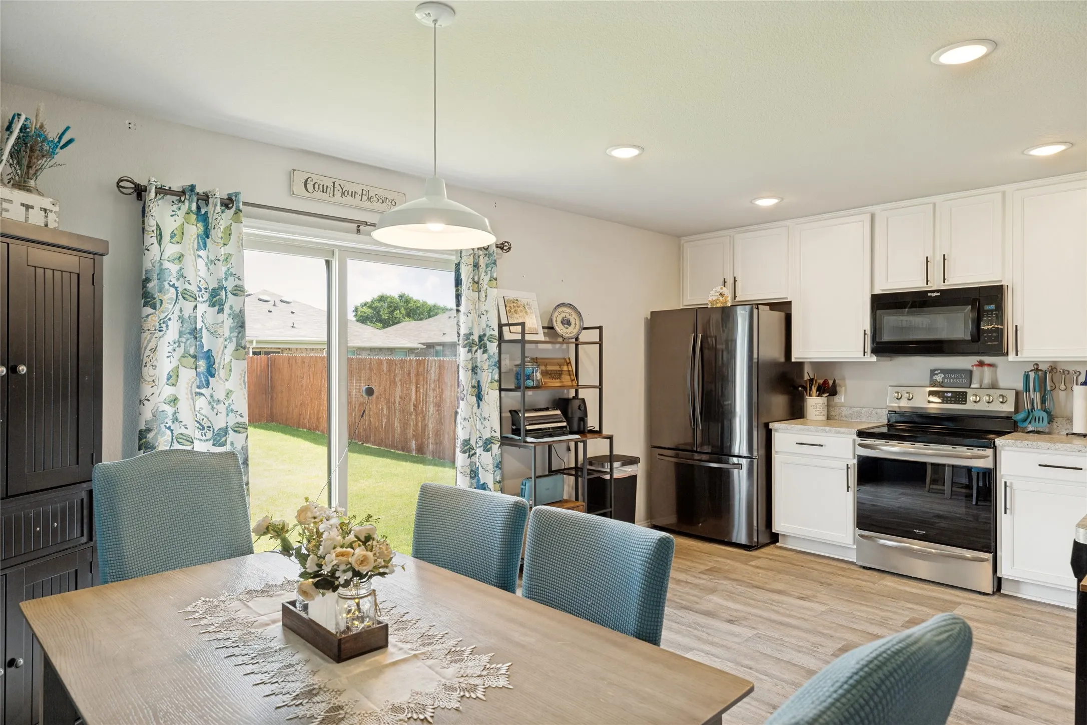 Single Family Residence For Sale in Grayson County , 816 Ravenwood Lane, Van Alstyne, Texas 75495, 3 Bedroom, 2 Bathroom, 2 Garage spaces, 1,303 Sqft, built in 2020, mls#21274592, Real Estate Agent in Van Alstyne, Homes For Sale in Grayson county, Homes For Sale in Van Alstyne, Realtor in Van Alstyne Texas, Real Estate Brokerage Independent Realty Texas, Luminita Cordes Realtor