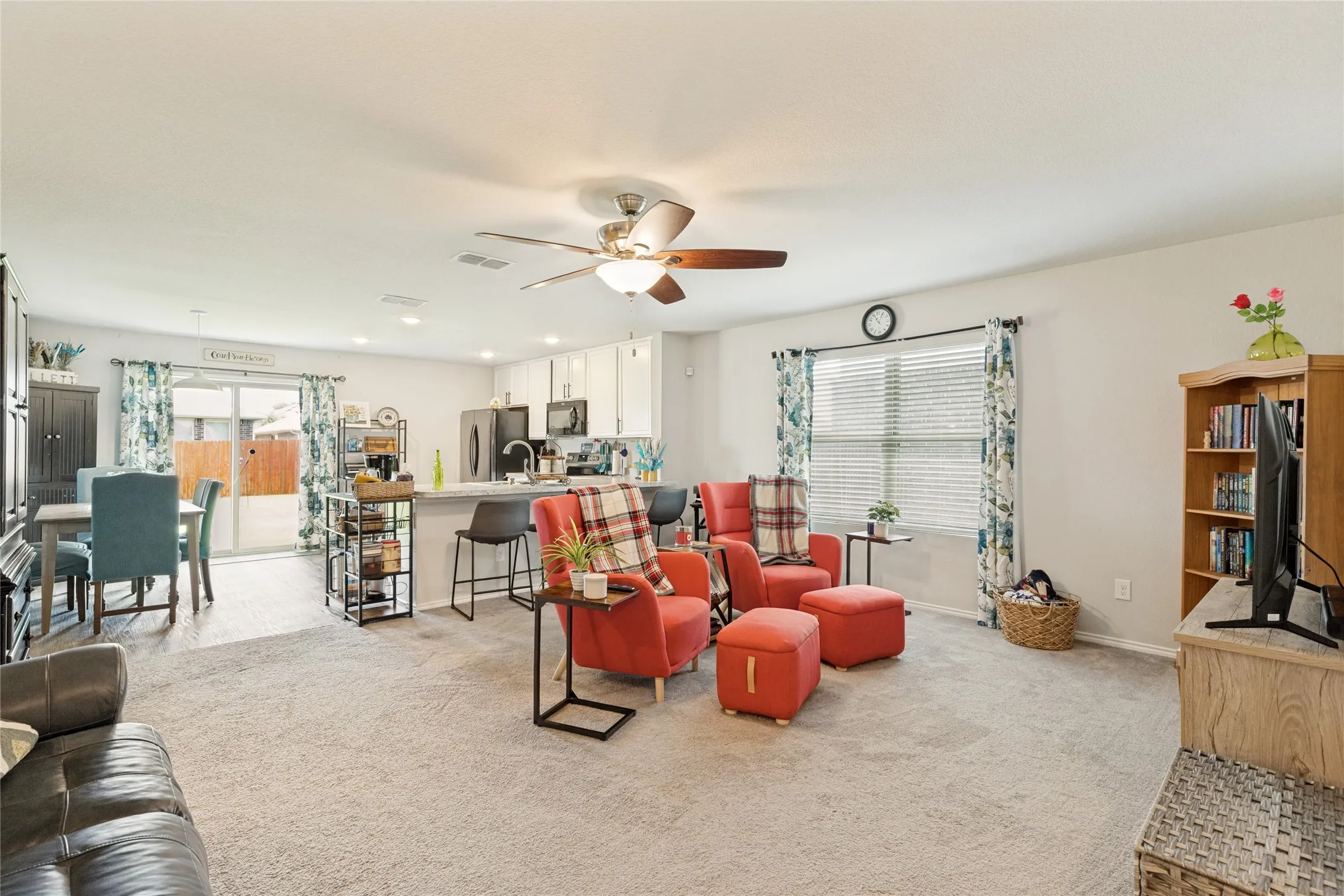 Single Family Residence For Sale in Grayson County , 816 Ravenwood Lane, Van Alstyne, Texas 75495, 3 Bedroom, 2 Bathroom, 2 Garage spaces, 1,303 Sqft, built in 2020, mls#21274592, Real Estate Agent in Van Alstyne, Homes For Sale in Grayson county, Homes For Sale in Van Alstyne, Realtor in Van Alstyne Texas, Real Estate Brokerage Independent Realty Texas, Luminita Cordes Realtor
