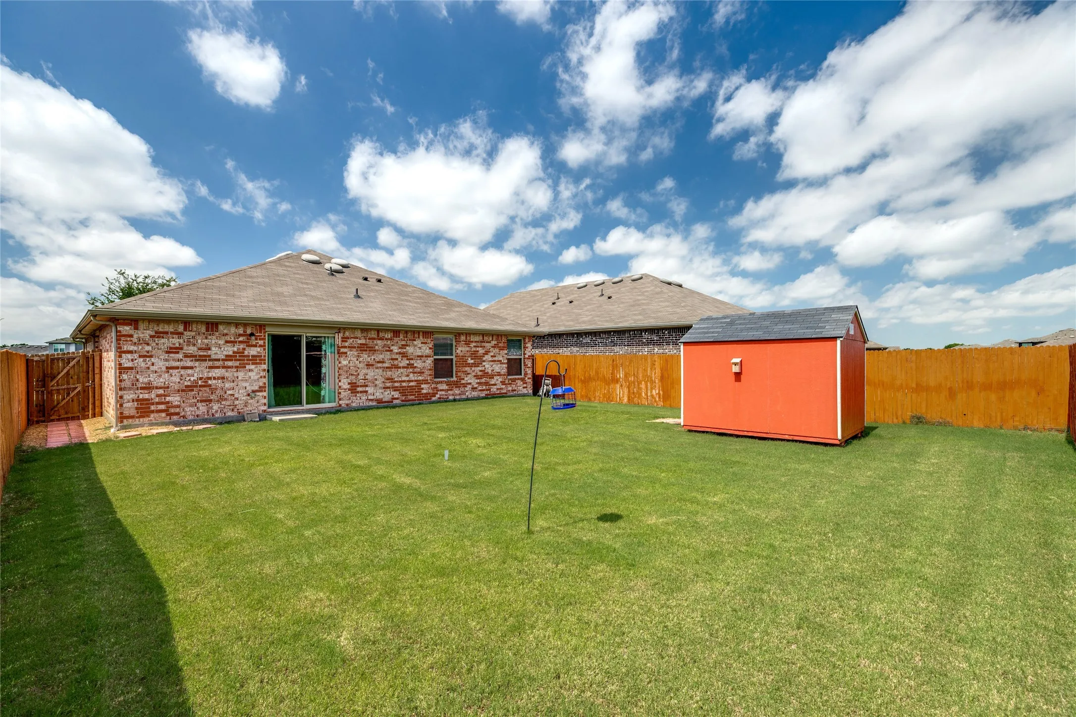 Single Family Residence For Sale in Grayson County , 816 Ravenwood Lane, Van Alstyne, Texas 75495, 3 Bedroom, 2 Bathroom, 2 Garage spaces, 1,303 Sqft, built in 2020, mls#21274592, Real Estate Agent in Van Alstyne, Homes For Sale in Grayson county, Homes For Sale in Van Alstyne, Realtor in Van Alstyne Texas, Real Estate Brokerage Independent Realty Texas, Luminita Cordes Realtor