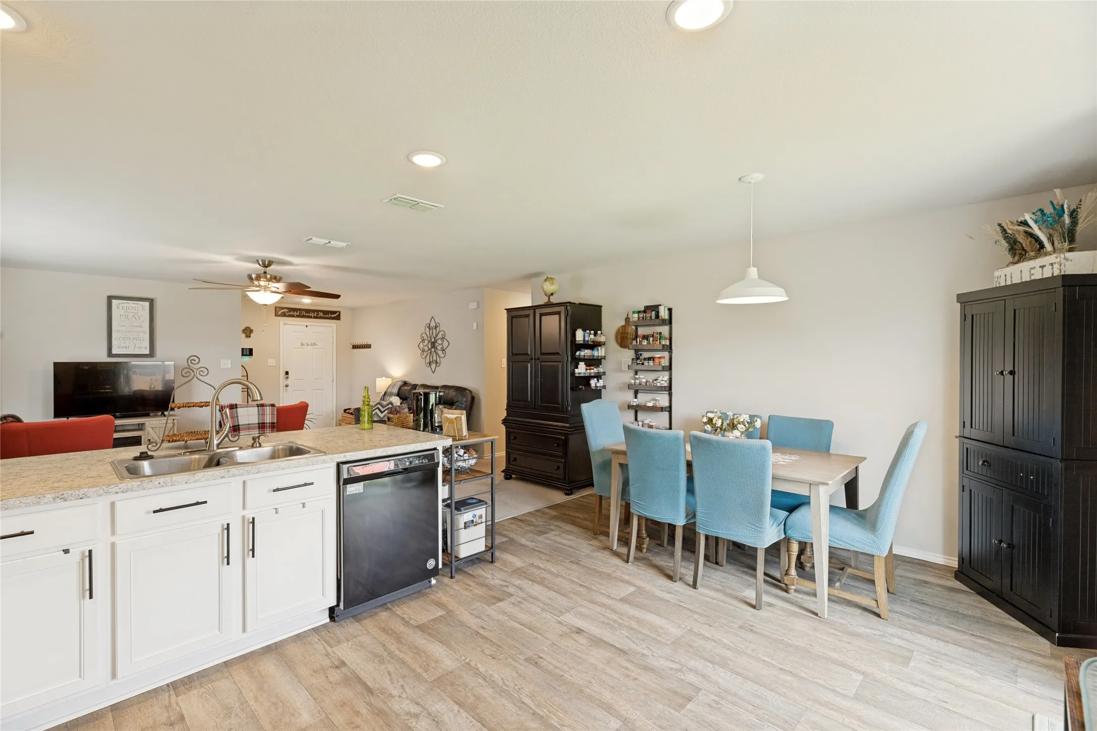 Single Family Residence For Sale in Grayson County , 816 Ravenwood Lane, Van Alstyne, Texas 75495, 3 Bedroom, 2 Bathroom, 2 Garage spaces, 1,303 Sqft, built in 2020, mls#21274592, Real Estate Agent in Van Alstyne, Homes For Sale in Grayson county, Homes For Sale in Van Alstyne, Realtor in Van Alstyne Texas, Real Estate Brokerage Independent Realty Texas, Luminita Cordes Realtor