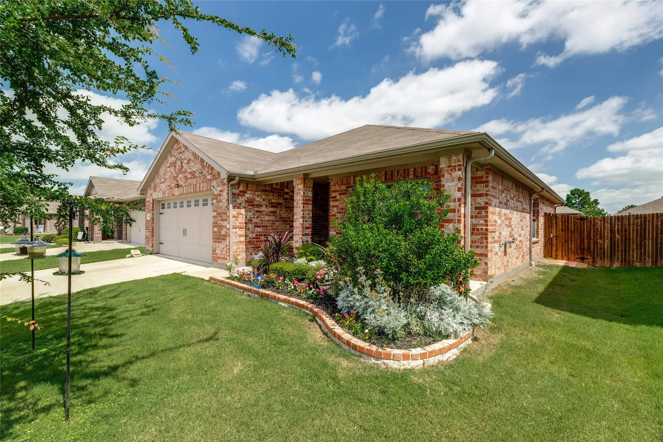 Single Family Residence For Sale in Grayson County , 816 Ravenwood Lane, Van Alstyne, Texas 75495, 3 Bedroom, 2 Bathroom, 2 Garage spaces, 1,303 Sqft, built in 2020, mls#21274592, Real Estate Agent in Van Alstyne, Homes For Sale in Grayson county, Homes For Sale in Van Alstyne, Realtor in Van Alstyne Texas, Real Estate Brokerage Independent Realty Texas, Luminita Cordes Realtor