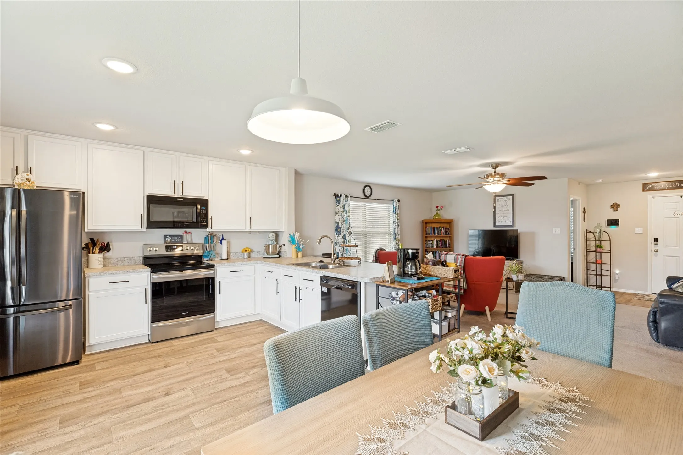 Single Family Residence For Sale in Grayson County , 816 Ravenwood Lane, Van Alstyne, Texas 75495, 3 Bedroom, 2 Bathroom, 2 Garage spaces, 1,303 Sqft, built in 2020, mls#21274592, Real Estate Agent in Van Alstyne, Homes For Sale in Grayson county, Homes For Sale in Van Alstyne, Realtor in Van Alstyne Texas, Real Estate Brokerage Independent Realty Texas, Luminita Cordes Realtor