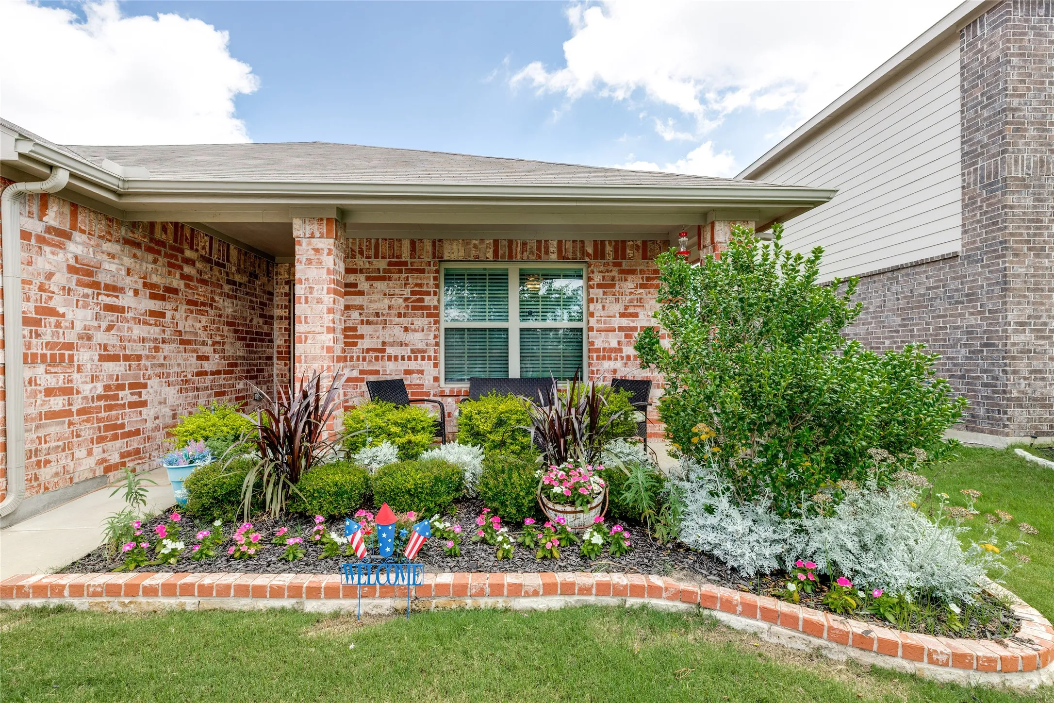 Single Family Residence For Sale in Grayson County , 816 Ravenwood Lane, Van Alstyne, Texas 75495, 3 Bedroom, 2 Bathroom, 2 Garage spaces, 1,303 Sqft, built in 2020, mls#21274592, Real Estate Agent in Van Alstyne, Homes For Sale in Grayson county, Homes For Sale in Van Alstyne, Realtor in Van Alstyne Texas, Real Estate Brokerage Independent Realty Texas, Luminita Cordes Realtor