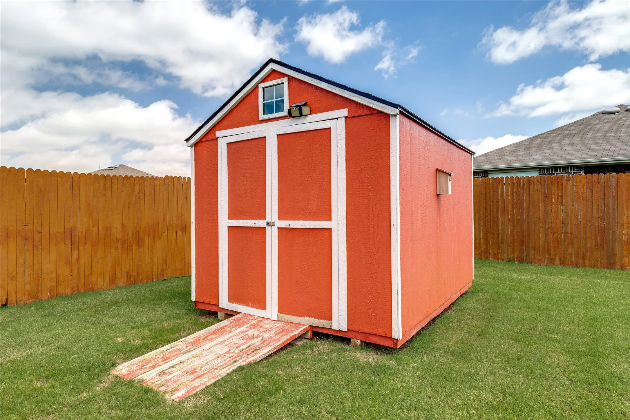 Single Family Residence For Sale in Grayson County , 816 Ravenwood Lane, Van Alstyne, Texas 75495, 3 Bedroom, 2 Bathroom, 2 Garage spaces, 1,303 Sqft, built in 2020, mls#21274592, Real Estate Agent in Van Alstyne, Homes For Sale in Grayson county, Homes For Sale in Van Alstyne, Realtor in Van Alstyne Texas, Real Estate Brokerage Independent Realty Texas, Luminita Cordes Realtor