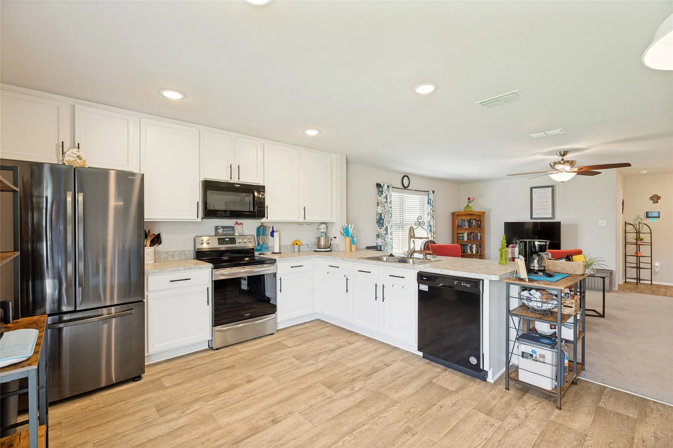 Single Family Residence For Sale in Grayson County , 816 Ravenwood Lane, Van Alstyne, Texas 75495, 3 Bedroom, 2 Bathroom, 2 Garage spaces, 1,303 Sqft, built in 2020, mls#21274592, Real Estate Agent in Van Alstyne, Homes For Sale in Grayson county, Homes For Sale in Van Alstyne, Realtor in Van Alstyne Texas, Real Estate Brokerage Independent Realty Texas, Luminita Cordes Realtor