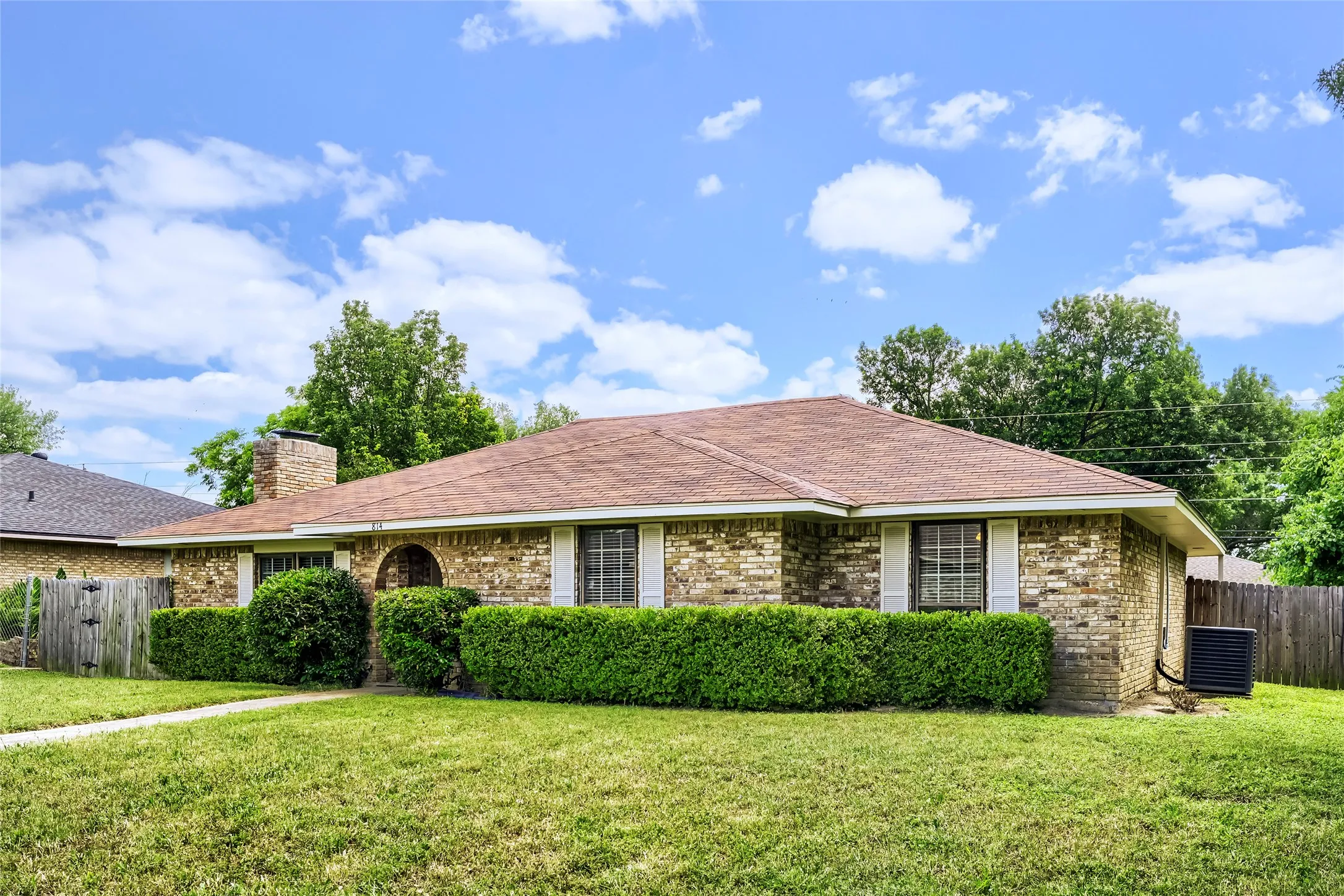 Single Family Residence For Sale in Dallas County , 814 Oakbluff Drive, Lancaster, Texas 75146, 3 Bedroom, 2 Bathroom, 2 Garage spaces, 1,839 Sqft, built in 1976, mls#21186211, Real Estate Agent in Lancaster, Homes For Sale in Dallas county, Homes For Sale in Lancaster, Realtor in Lancaster Texas, Real Estate Brokerage Independent Realty Texas, Luminita Cordes Realtor