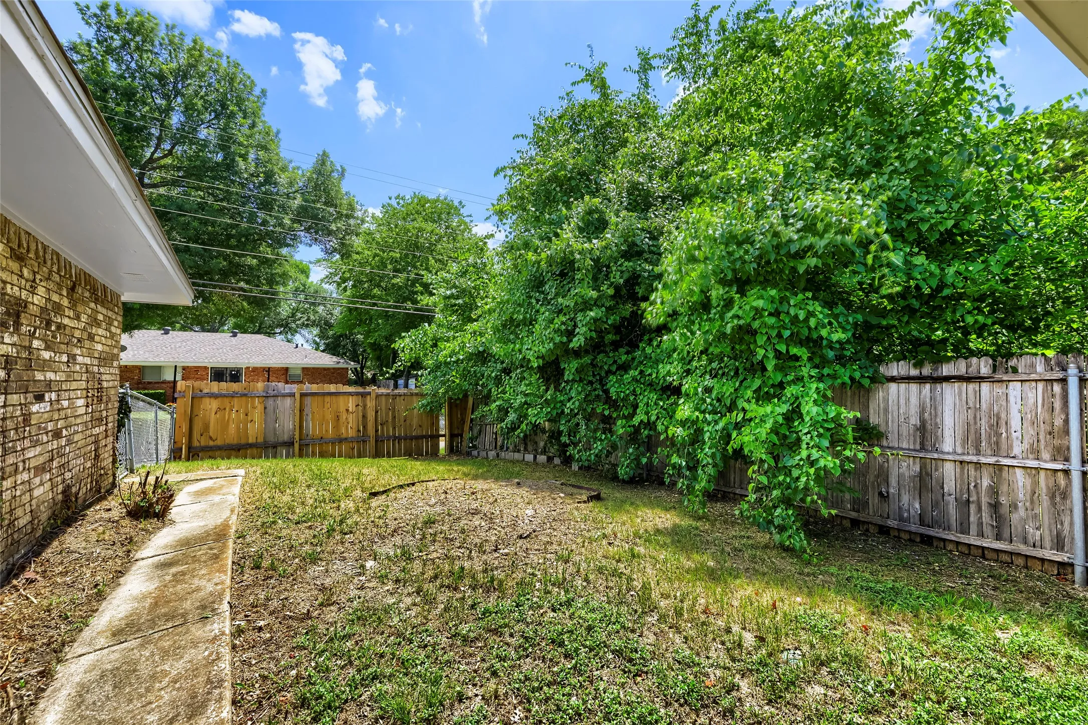 Single Family Residence For Sale in Dallas County , 814 Oakbluff Drive, Lancaster, Texas 75146, 3 Bedroom, 2 Bathroom, 2 Garage spaces, 1,839 Sqft, built in 1976, mls#21186211, Real Estate Agent in Lancaster, Homes For Sale in Dallas county, Homes For Sale in Lancaster, Realtor in Lancaster Texas, Real Estate Brokerage Independent Realty Texas, Luminita Cordes Realtor
