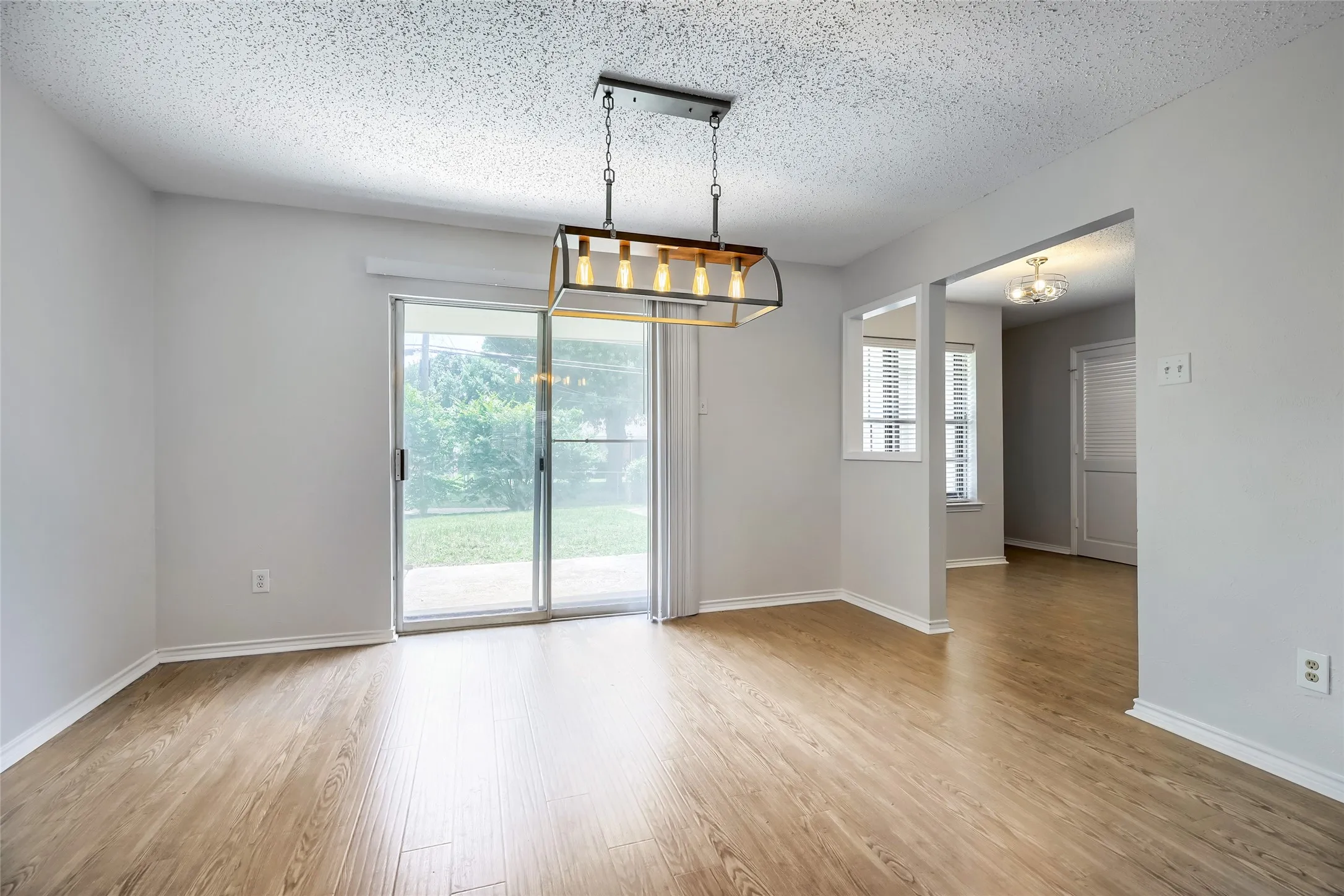 Single Family Residence For Sale in Dallas County , 814 Oakbluff Drive, Lancaster, Texas 75146, 3 Bedroom, 2 Bathroom, 2 Garage spaces, 1,839 Sqft, built in 1976, mls#21186211, Real Estate Agent in Lancaster, Homes For Sale in Dallas county, Homes For Sale in Lancaster, Realtor in Lancaster Texas, Real Estate Brokerage Independent Realty Texas, Luminita Cordes Realtor