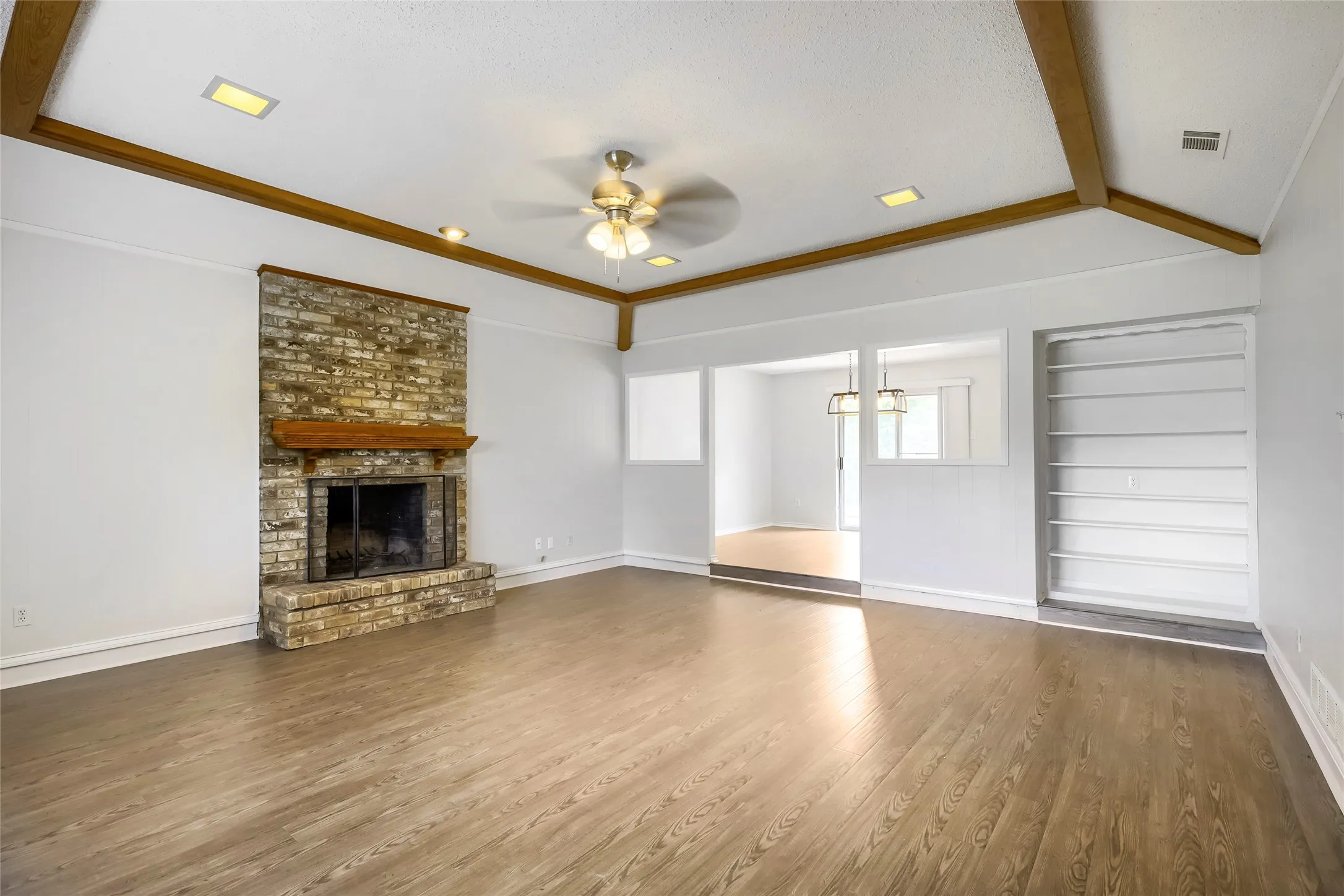 Single Family Residence For Sale in Dallas County , 814 Oakbluff Drive, Lancaster, Texas 75146, 3 Bedroom, 2 Bathroom, 2 Garage spaces, 1,839 Sqft, built in 1976, mls#21186211, Real Estate Agent in Lancaster, Homes For Sale in Dallas county, Homes For Sale in Lancaster, Realtor in Lancaster Texas, Real Estate Brokerage Independent Realty Texas, Luminita Cordes Realtor
