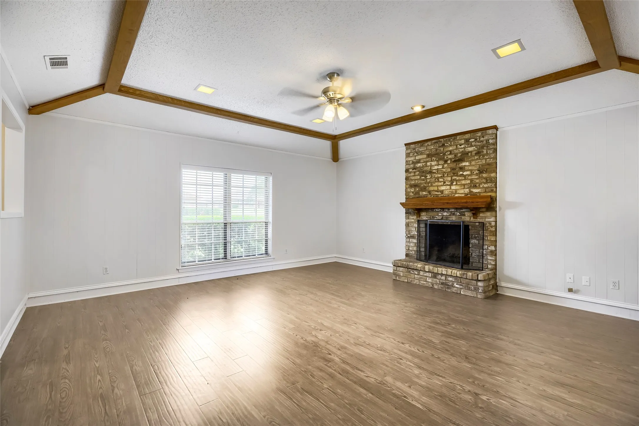 Single Family Residence For Sale in Dallas County , 814 Oakbluff Drive, Lancaster, Texas 75146, 3 Bedroom, 2 Bathroom, 2 Garage spaces, 1,839 Sqft, built in 1976, mls#21186211, Real Estate Agent in Lancaster, Homes For Sale in Dallas county, Homes For Sale in Lancaster, Realtor in Lancaster Texas, Real Estate Brokerage Independent Realty Texas, Luminita Cordes Realtor