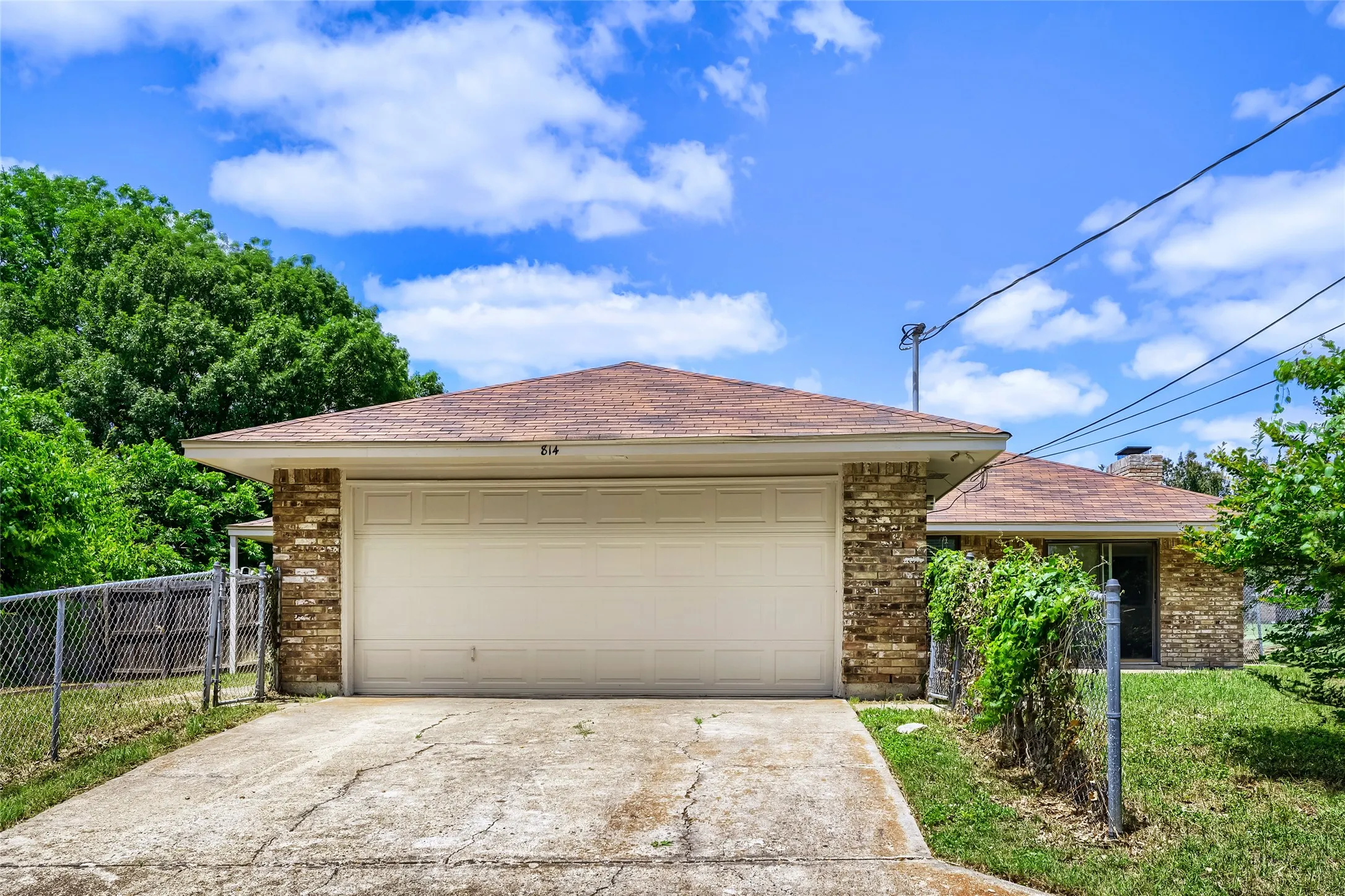 Single Family Residence For Sale in Dallas County , 814 Oakbluff Drive, Lancaster, Texas 75146, 3 Bedroom, 2 Bathroom, 2 Garage spaces, 1,839 Sqft, built in 1976, mls#21186211, Real Estate Agent in Lancaster, Homes For Sale in Dallas county, Homes For Sale in Lancaster, Realtor in Lancaster Texas, Real Estate Brokerage Independent Realty Texas, Luminita Cordes Realtor