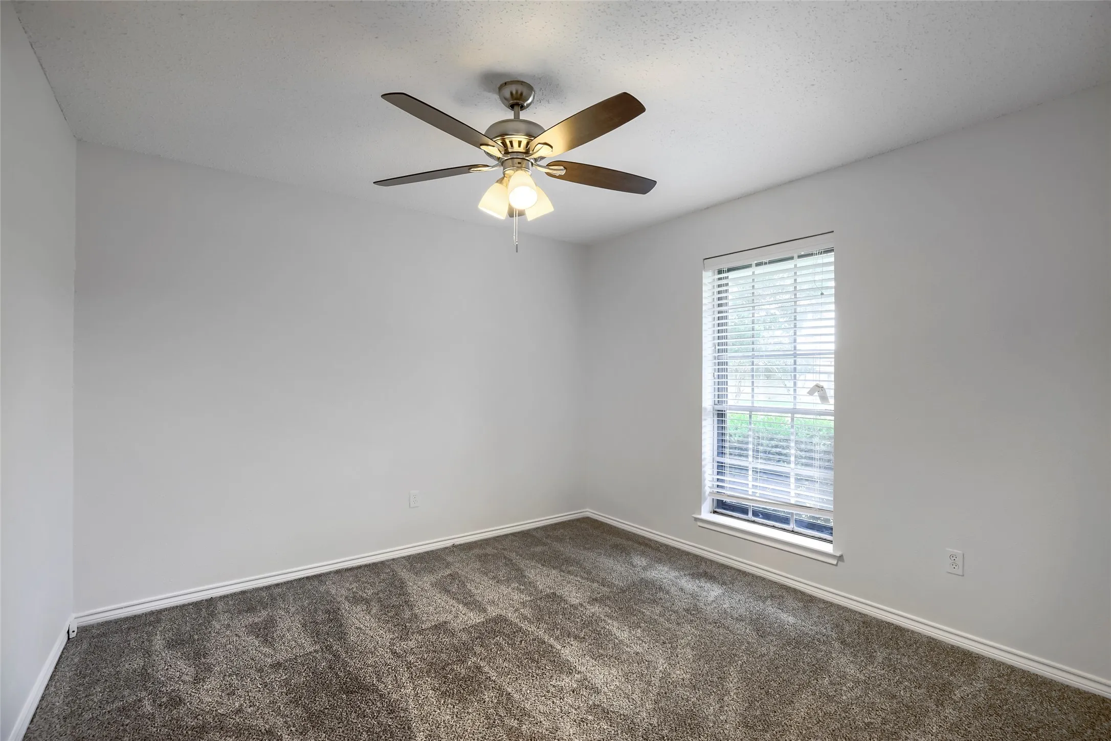 Single Family Residence For Sale in Dallas County , 814 Oakbluff Drive, Lancaster, Texas 75146, 3 Bedroom, 2 Bathroom, 2 Garage spaces, 1,839 Sqft, built in 1976, mls#21186211, Real Estate Agent in Lancaster, Homes For Sale in Dallas county, Homes For Sale in Lancaster, Realtor in Lancaster Texas, Real Estate Brokerage Independent Realty Texas, Luminita Cordes Realtor