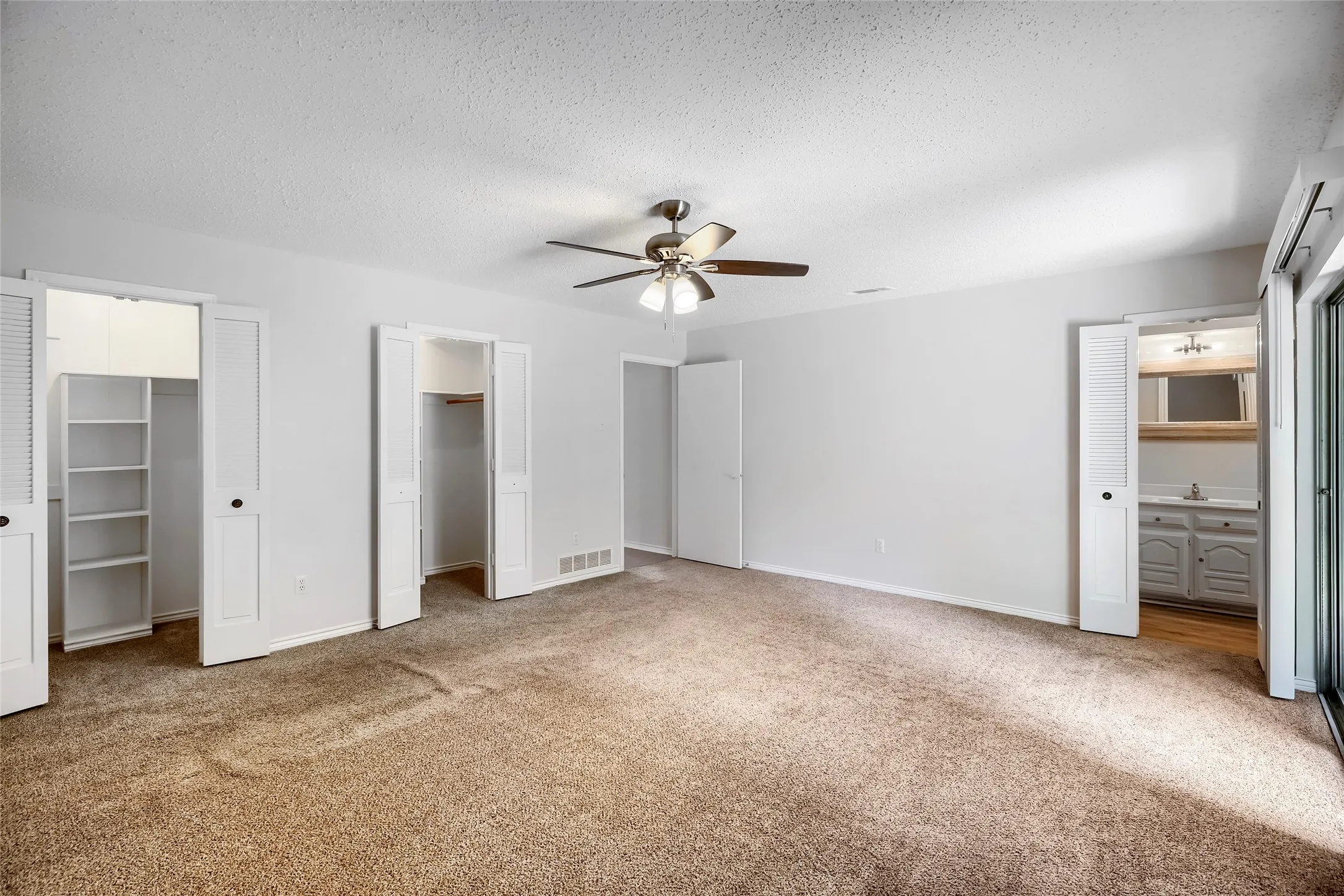 Single Family Residence For Sale in Dallas County , 814 Oakbluff Drive, Lancaster, Texas 75146, 3 Bedroom, 2 Bathroom, 2 Garage spaces, 1,839 Sqft, built in 1976, mls#21186211, Real Estate Agent in Lancaster, Homes For Sale in Dallas county, Homes For Sale in Lancaster, Realtor in Lancaster Texas, Real Estate Brokerage Independent Realty Texas, Luminita Cordes Realtor