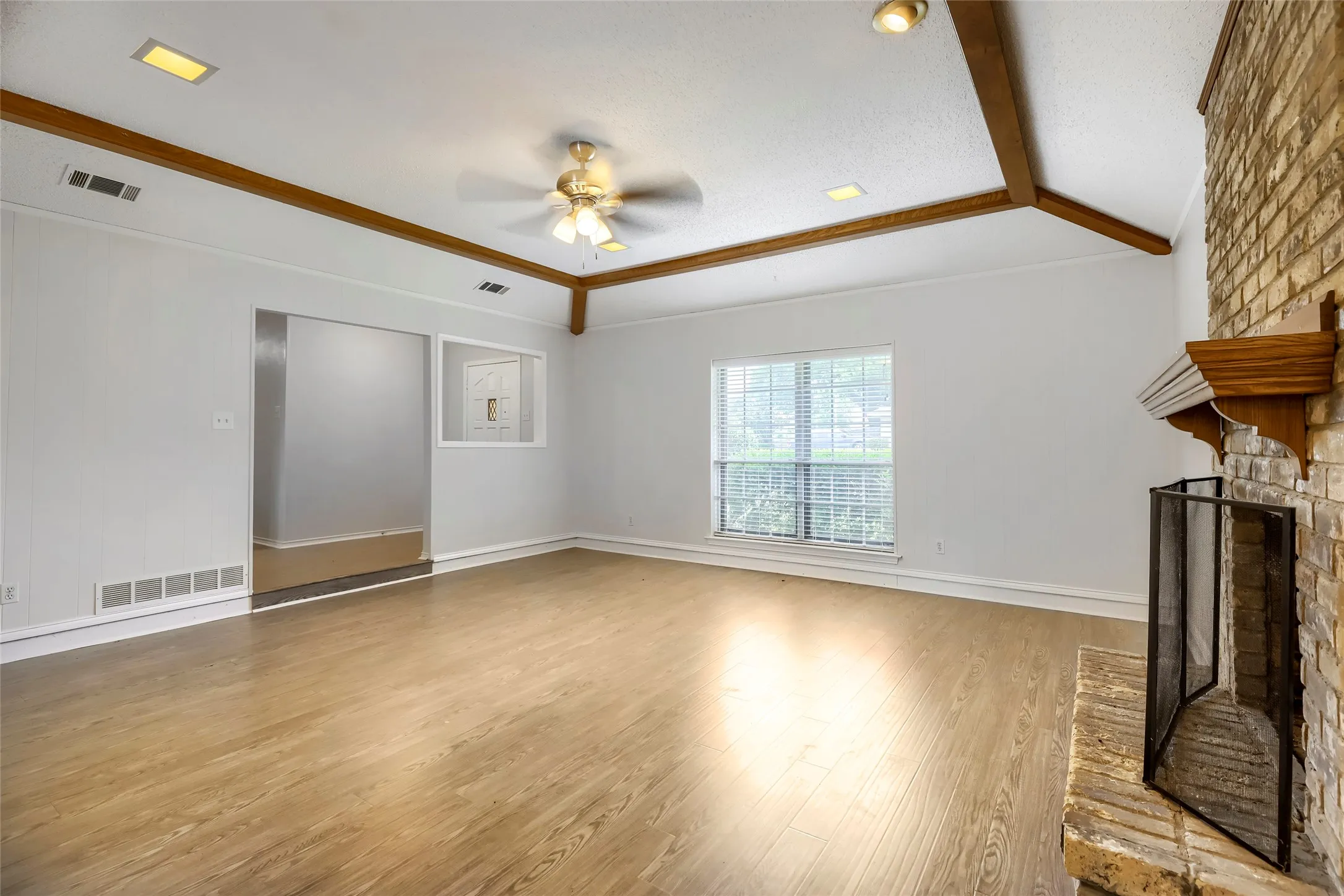 Single Family Residence For Sale in Dallas County , 814 Oakbluff Drive, Lancaster, Texas 75146, 3 Bedroom, 2 Bathroom, 2 Garage spaces, 1,839 Sqft, built in 1976, mls#21186211, Real Estate Agent in Lancaster, Homes For Sale in Dallas county, Homes For Sale in Lancaster, Realtor in Lancaster Texas, Real Estate Brokerage Independent Realty Texas, Luminita Cordes Realtor