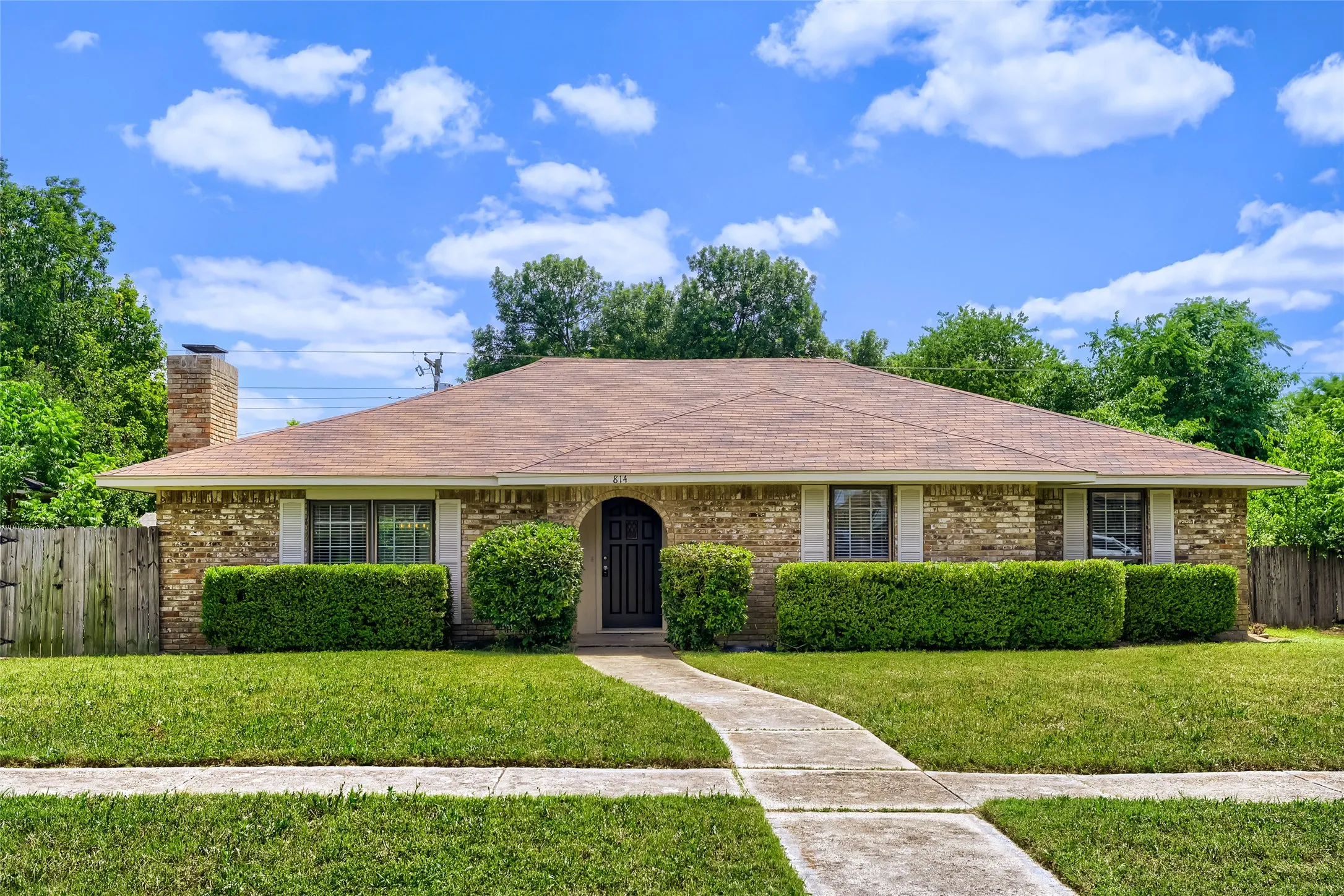 Single Family Residence For Sale in Dallas County , 814 Oakbluff Drive, Lancaster, Texas 75146, 3 Bedroom, 2 Bathroom, 2 Garage spaces, 1,839 Sqft, built in 1976, mls#21186211, Real Estate Agent in Lancaster, Homes For Sale in Dallas county, Homes For Sale in Lancaster, Realtor in Lancaster Texas, Real Estate Brokerage Independent Realty Texas, Luminita Cordes Realtor