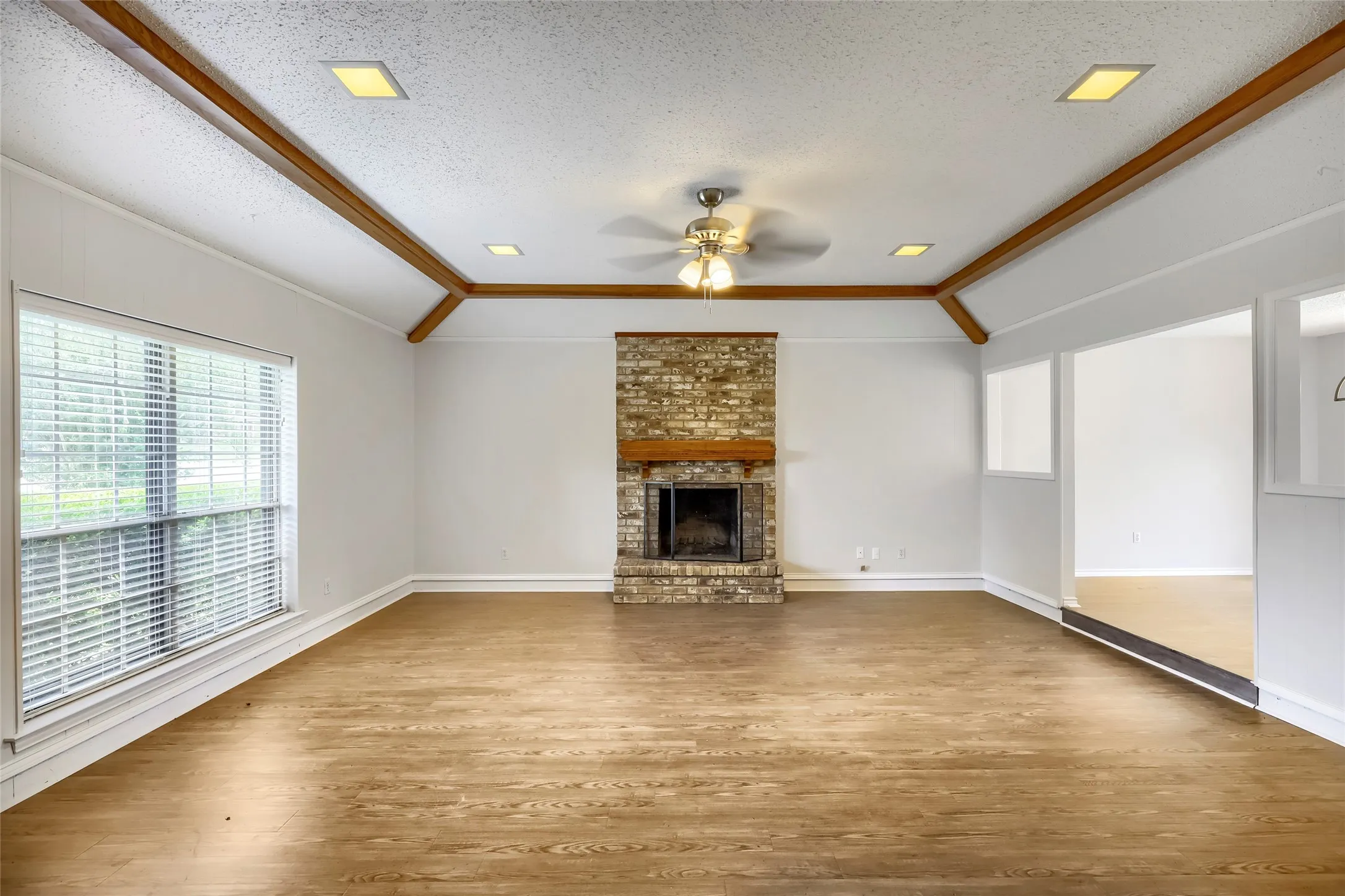 Single Family Residence For Sale in Dallas County , 814 Oakbluff Drive, Lancaster, Texas 75146, 3 Bedroom, 2 Bathroom, 2 Garage spaces, 1,839 Sqft, built in 1976, mls#21186211, Real Estate Agent in Lancaster, Homes For Sale in Dallas county, Homes For Sale in Lancaster, Realtor in Lancaster Texas, Real Estate Brokerage Independent Realty Texas, Luminita Cordes Realtor