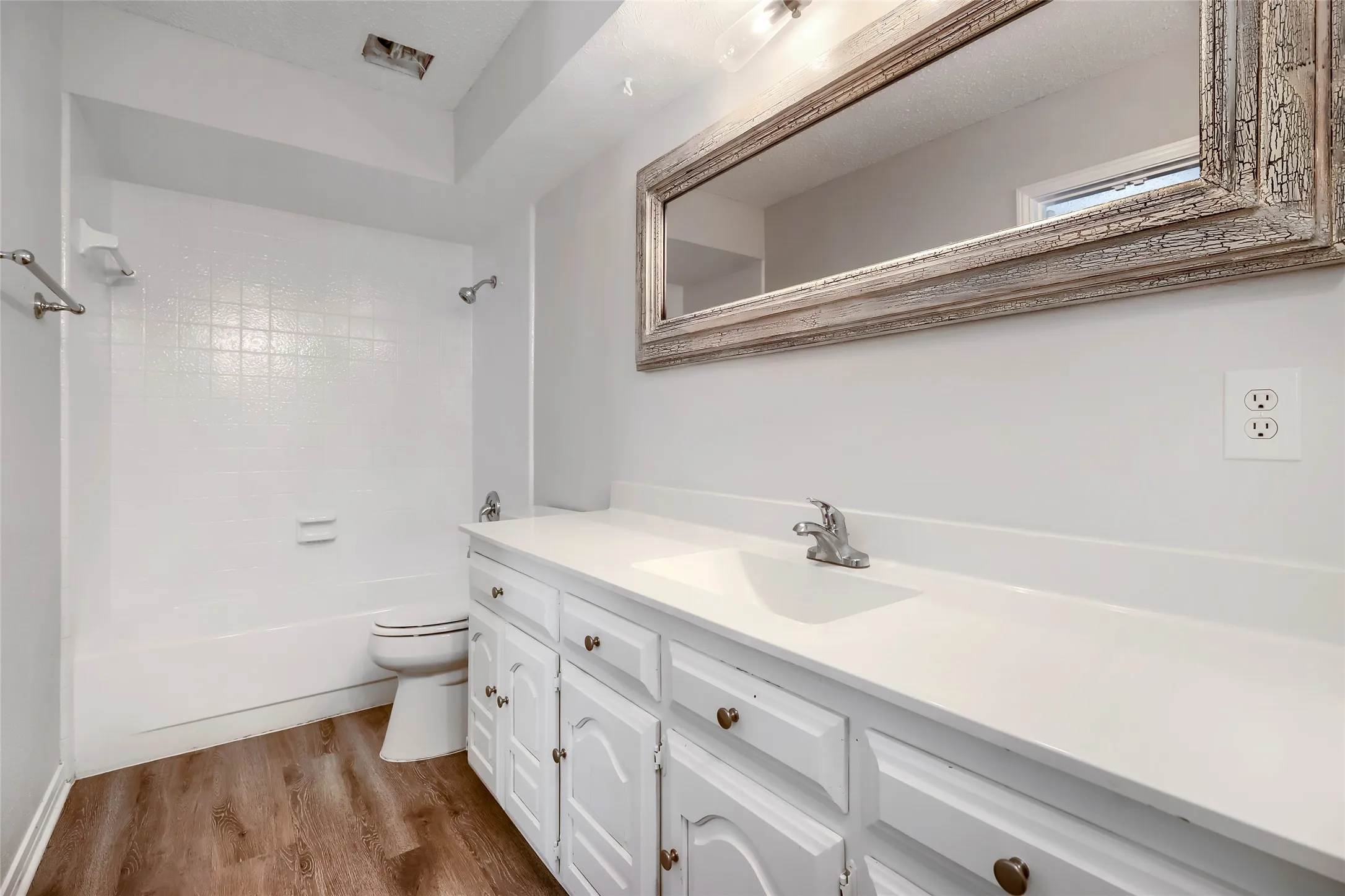 Single Family Residence For Sale in Dallas County , 814 Oakbluff Drive, Lancaster, Texas 75146, 3 Bedroom, 2 Bathroom, 2 Garage spaces, 1,839 Sqft, built in 1976, mls#21186211, Real Estate Agent in Lancaster, Homes For Sale in Dallas county, Homes For Sale in Lancaster, Realtor in Lancaster Texas, Real Estate Brokerage Independent Realty Texas, Luminita Cordes Realtor