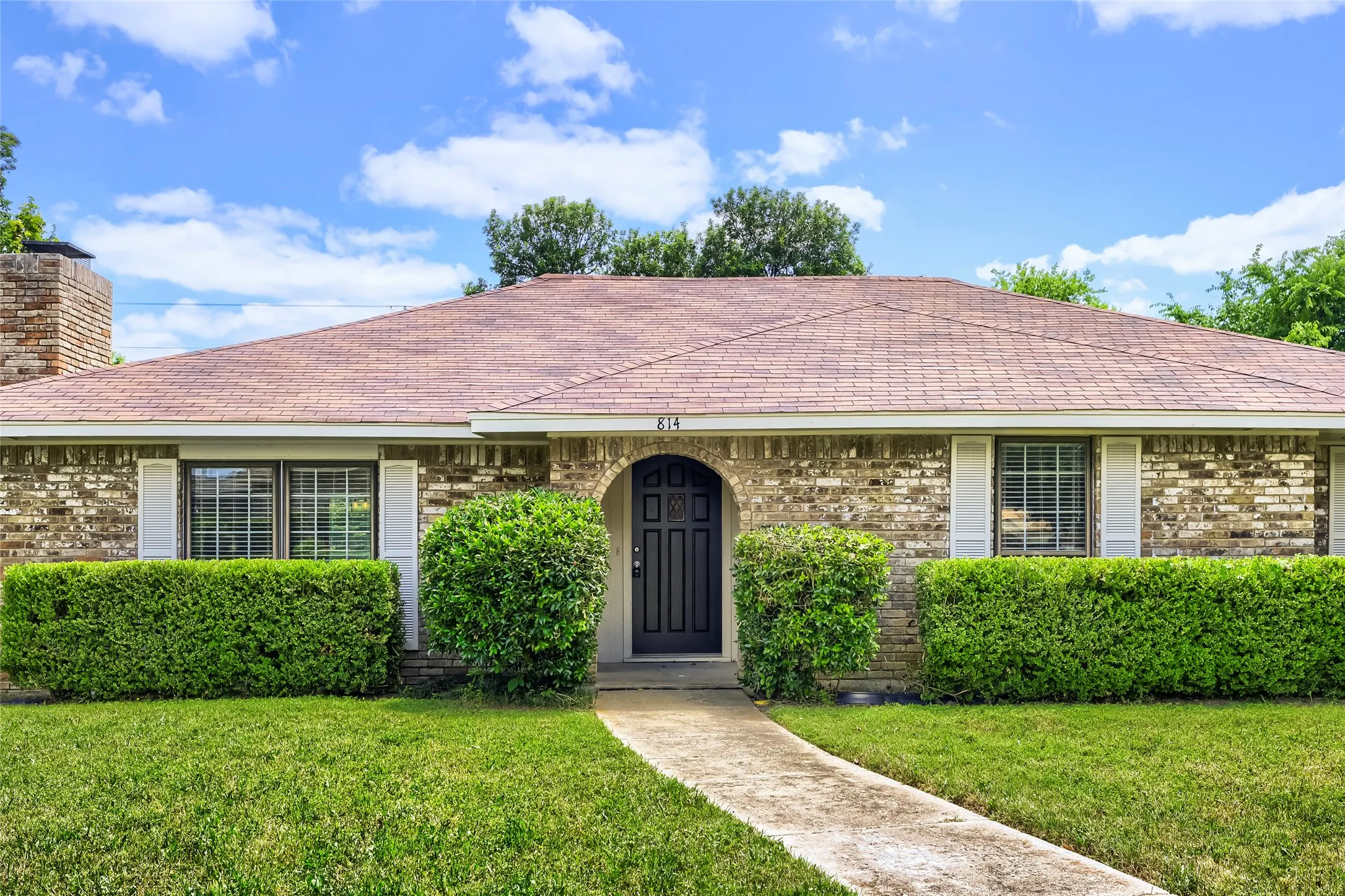 Single Family Residence For Sale in Dallas County , 814 Oakbluff Drive, Lancaster, Texas 75146, 3 Bedroom, 2 Bathroom, 2 Garage spaces, 1,839 Sqft, built in 1976, mls#21186211, Real Estate Agent in Lancaster, Homes For Sale in Dallas county, Homes For Sale in Lancaster, Realtor in Lancaster Texas, Real Estate Brokerage Independent Realty Texas, Luminita Cordes Realtor