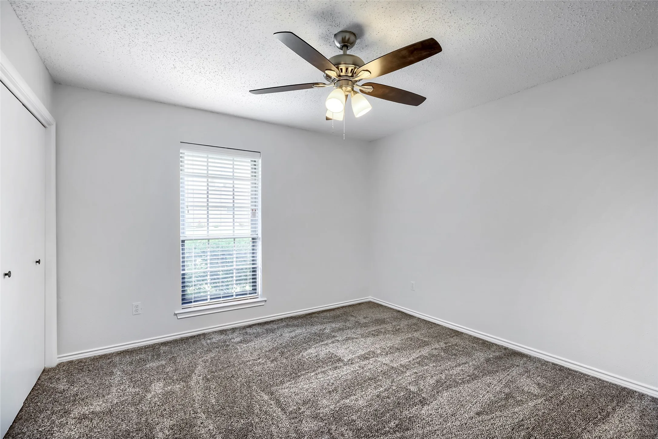 Single Family Residence For Sale in Dallas County , 814 Oakbluff Drive, Lancaster, Texas 75146, 3 Bedroom, 2 Bathroom, 2 Garage spaces, 1,839 Sqft, built in 1976, mls#21186211, Real Estate Agent in Lancaster, Homes For Sale in Dallas county, Homes For Sale in Lancaster, Realtor in Lancaster Texas, Real Estate Brokerage Independent Realty Texas, Luminita Cordes Realtor