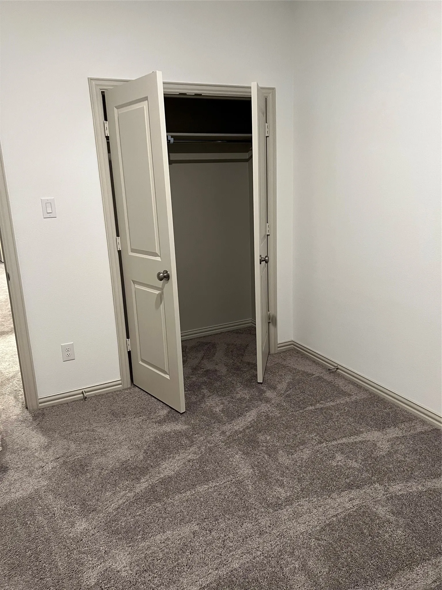 Neutral wall finishes