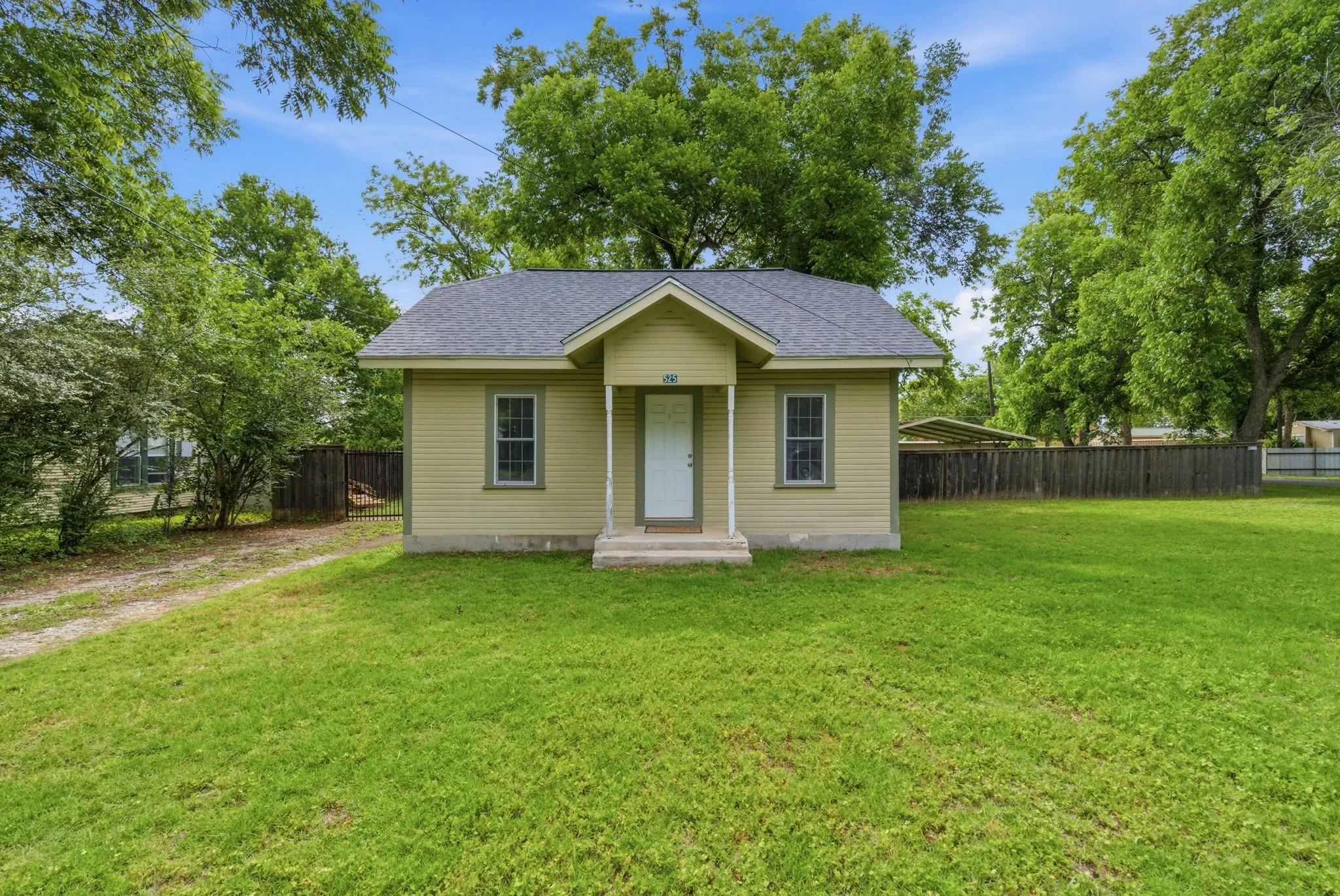 Single Family Residence For Sale in Comanche County , 525 S Austin Street, De Leon, Texas 76444, 2 Bedroom, 1 Bathroom, 1 Garage spaces, 988 Sqft, built in 1910, mls#21274328, Real Estate Agent in De Leon, Homes For Sale in Comanche county, Homes For Sale in De Leon, Realtor in De Leon Texas, Real Estate Brokerage Independent Realty Texas, Luminita Cordes Realtor