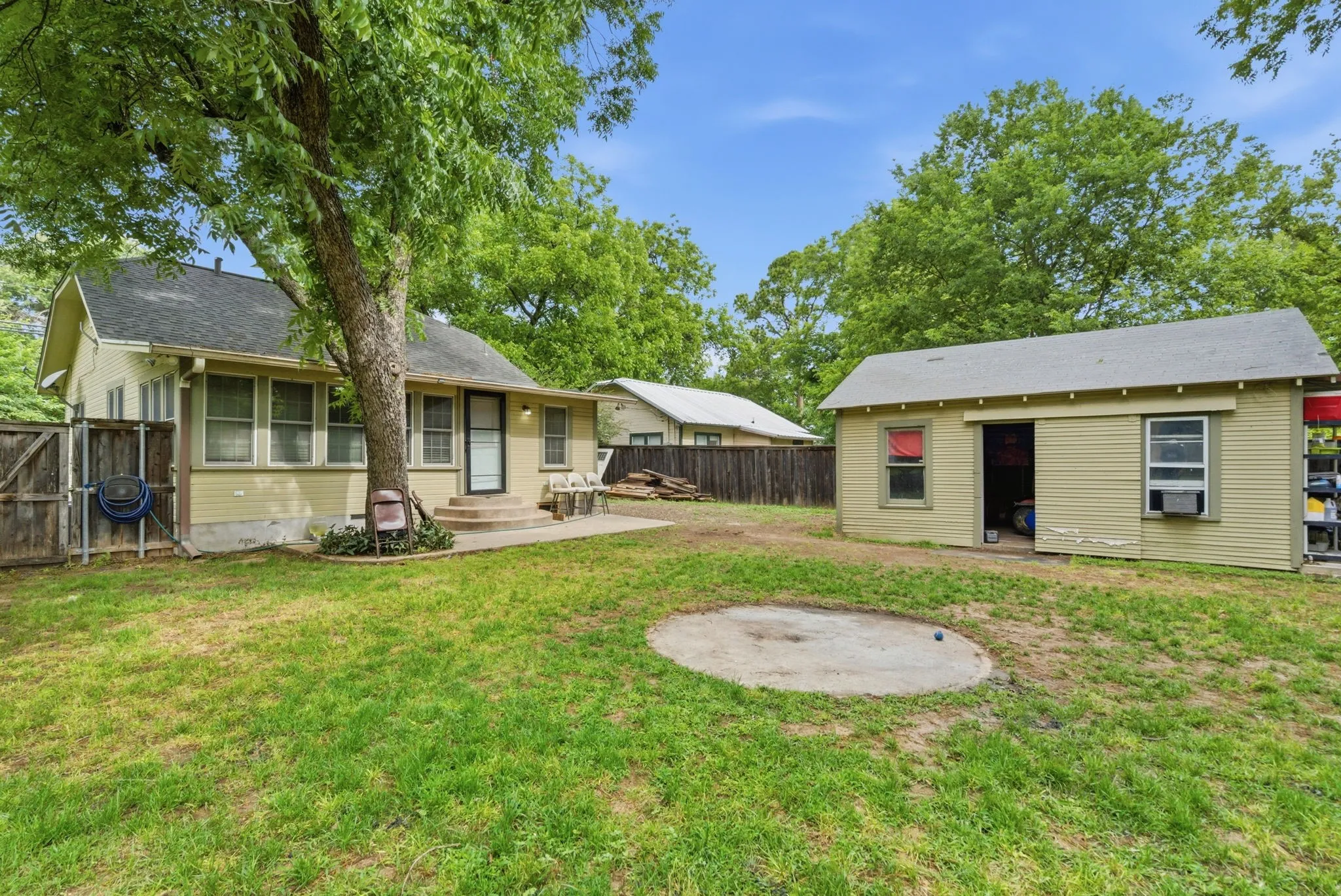 Single Family Residence For Sale in Comanche County , 525 S Austin Street, De Leon, Texas 76444, 2 Bedroom, 1 Bathroom, 1 Garage spaces, 988 Sqft, built in 1910, mls#21274328, Real Estate Agent in De Leon, Homes For Sale in Comanche county, Homes For Sale in De Leon, Realtor in De Leon Texas, Real Estate Brokerage Independent Realty Texas, Luminita Cordes Realtor