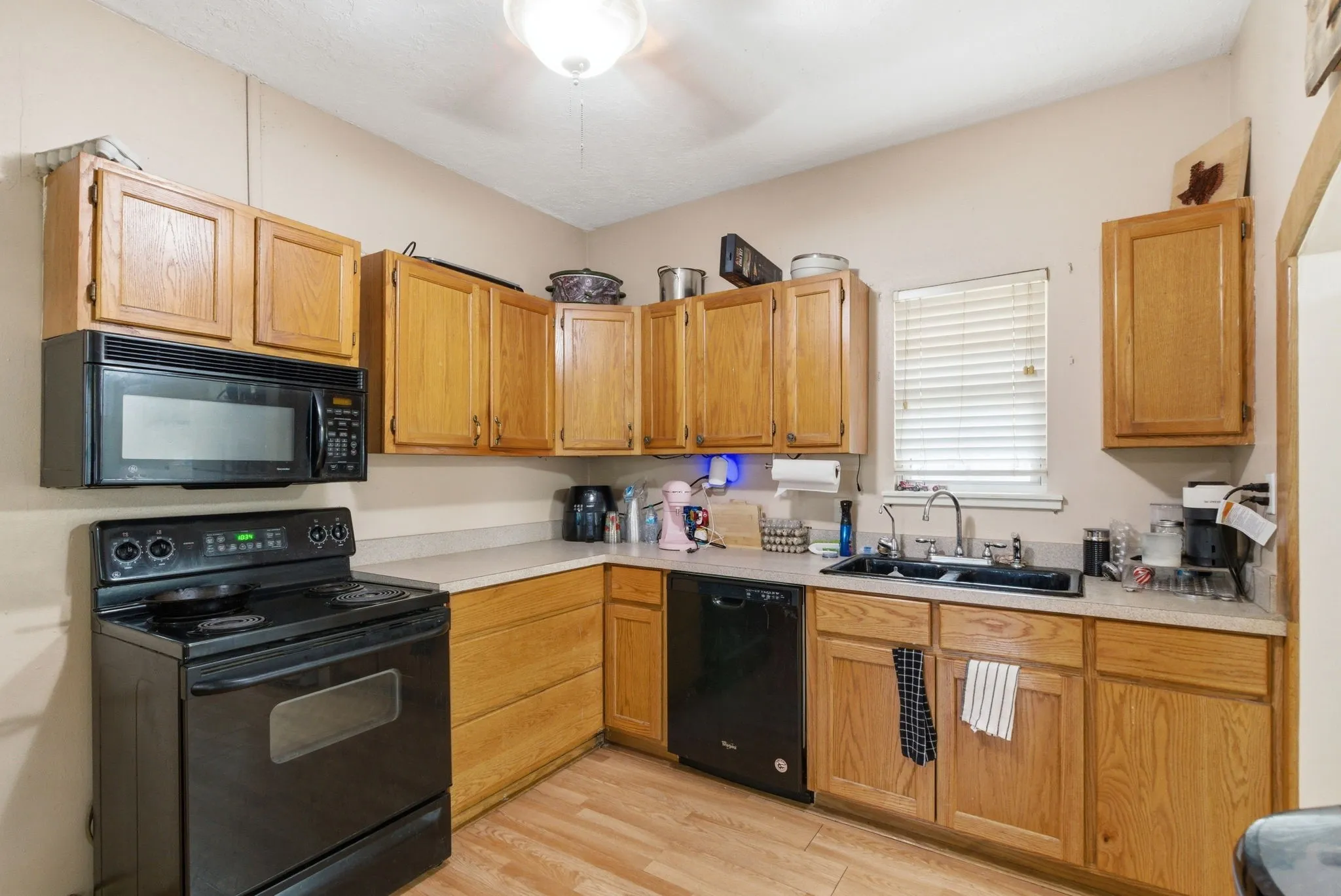 Single Family Residence For Sale in Comanche County , 525 S Austin Street, De Leon, Texas 76444, 2 Bedroom, 1 Bathroom, 1 Garage spaces, 988 Sqft, built in 1910, mls#21274328, Real Estate Agent in De Leon, Homes For Sale in Comanche county, Homes For Sale in De Leon, Realtor in De Leon Texas, Real Estate Brokerage Independent Realty Texas, Luminita Cordes Realtor