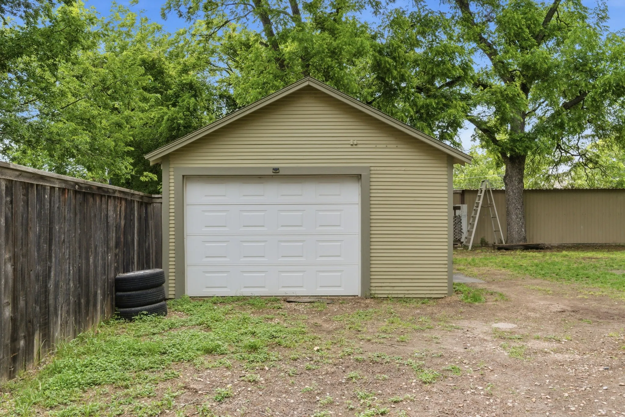 Single Family Residence For Sale in Comanche County , 525 S Austin Street, De Leon, Texas 76444, 2 Bedroom, 1 Bathroom, 1 Garage spaces, 988 Sqft, built in 1910, mls#21274328, Real Estate Agent in De Leon, Homes For Sale in Comanche county, Homes For Sale in De Leon, Realtor in De Leon Texas, Real Estate Brokerage Independent Realty Texas, Luminita Cordes Realtor