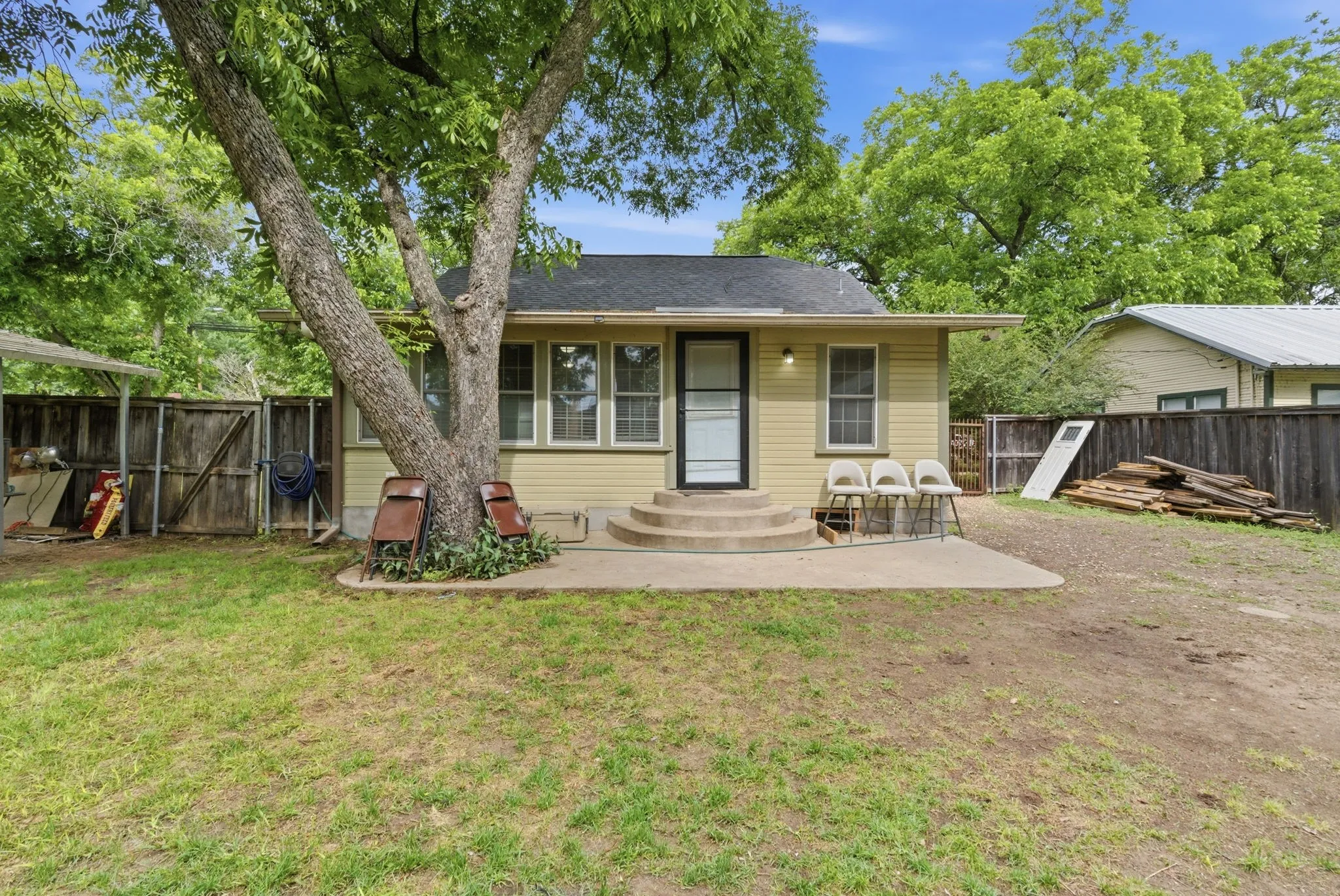 Single Family Residence For Sale in Comanche County , 525 S Austin Street, De Leon, Texas 76444, 2 Bedroom, 1 Bathroom, 1 Garage spaces, 988 Sqft, built in 1910, mls#21274328, Real Estate Agent in De Leon, Homes For Sale in Comanche county, Homes For Sale in De Leon, Realtor in De Leon Texas, Real Estate Brokerage Independent Realty Texas, Luminita Cordes Realtor