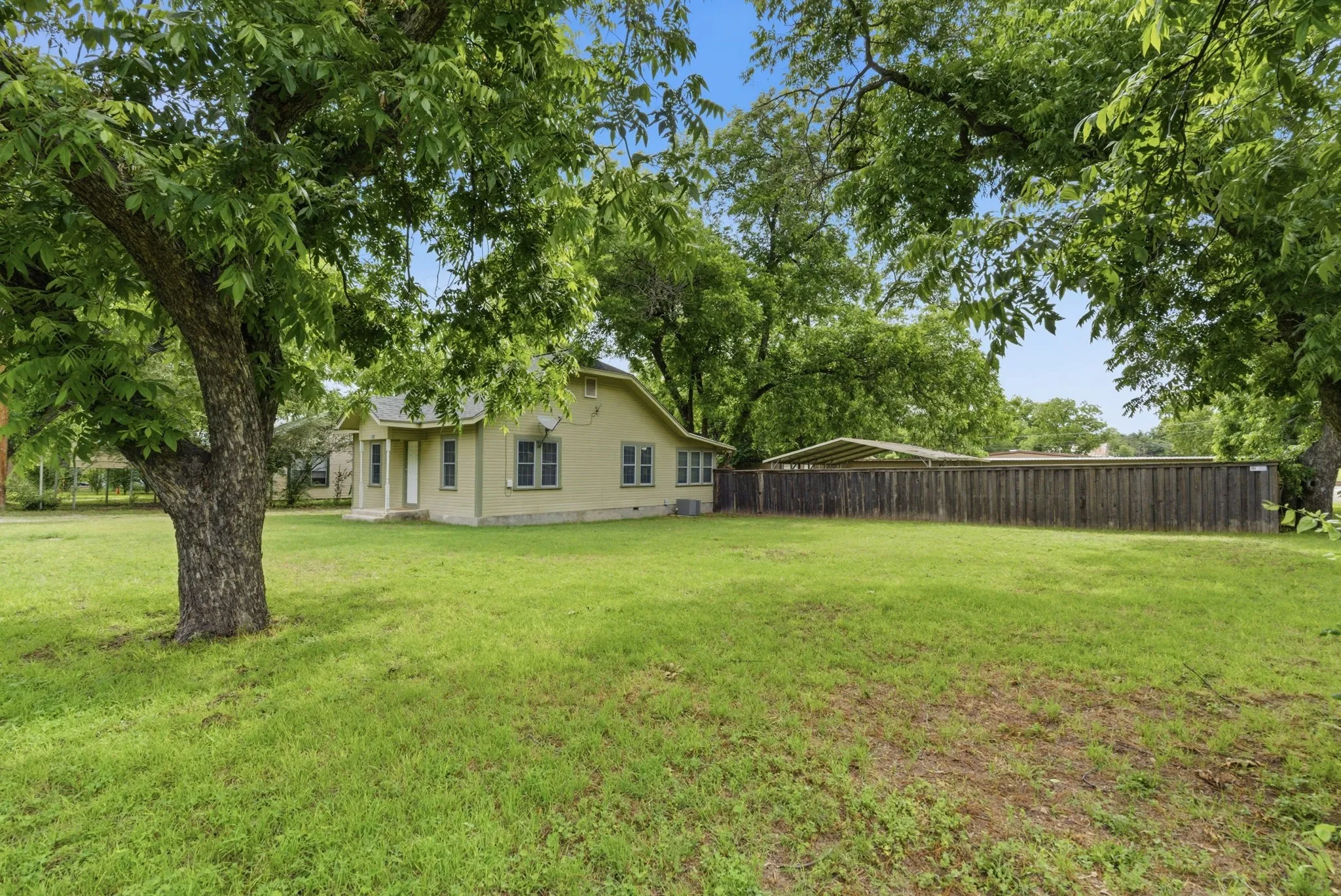 Single Family Residence For Sale in Comanche County , 525 S Austin Street, De Leon, Texas 76444, 2 Bedroom, 1 Bathroom, 1 Garage spaces, 988 Sqft, built in 1910, mls#21274328, Real Estate Agent in De Leon, Homes For Sale in Comanche county, Homes For Sale in De Leon, Realtor in De Leon Texas, Real Estate Brokerage Independent Realty Texas, Luminita Cordes Realtor