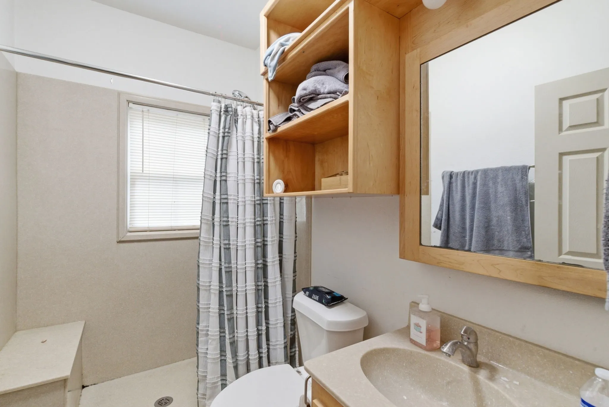Single Family Residence For Sale in Comanche County , 525 S Austin Street, De Leon, Texas 76444, 2 Bedroom, 1 Bathroom, 1 Garage spaces, 988 Sqft, built in 1910, mls#21274328, Real Estate Agent in De Leon, Homes For Sale in Comanche county, Homes For Sale in De Leon, Realtor in De Leon Texas, Real Estate Brokerage Independent Realty Texas, Luminita Cordes Realtor