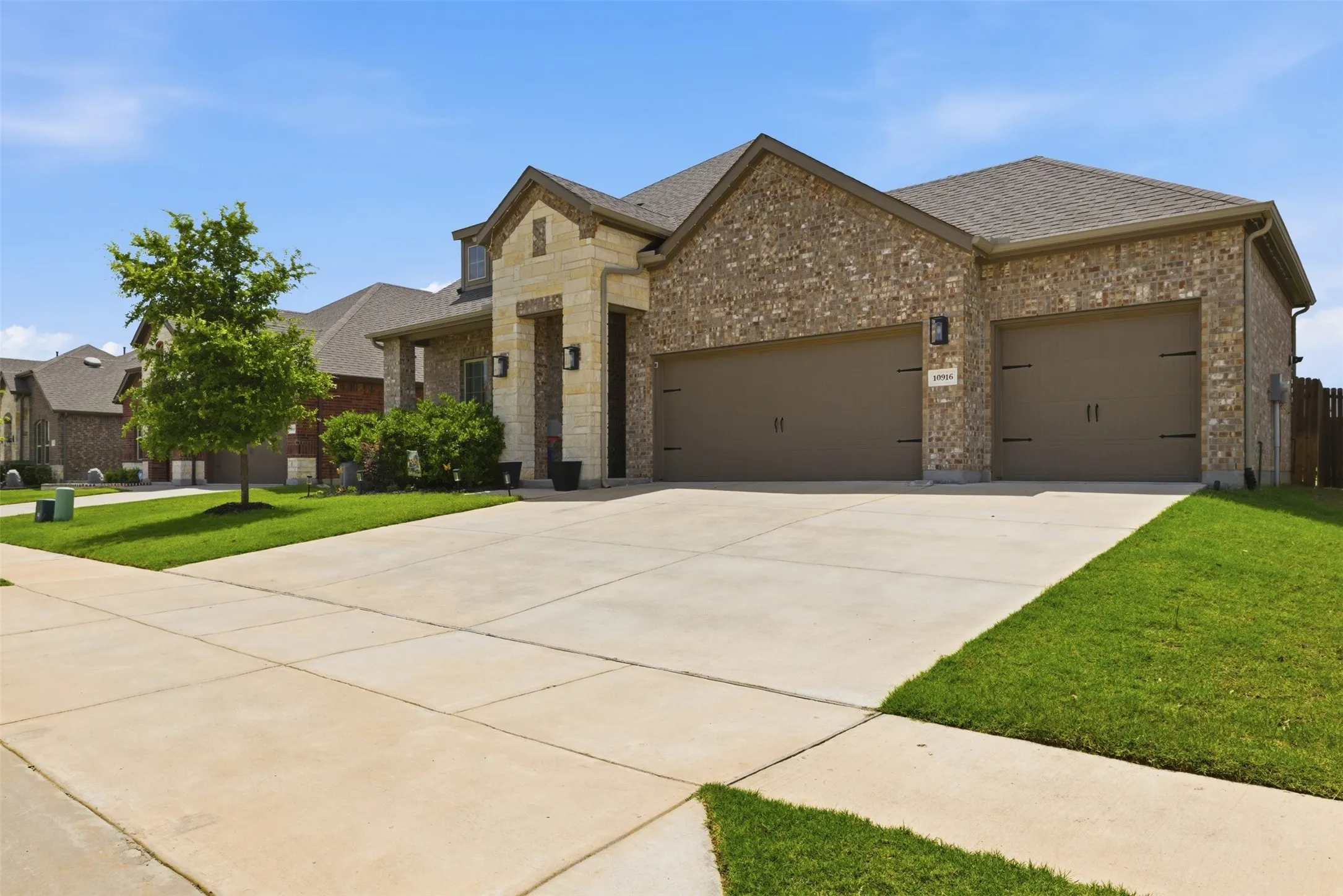 Single Family Residence For Sale in Denton County , 10916 Glover Lane, Aubrey, Texas 76227, 4 Bedroom, 3 Bathroom, 3 Garage spaces, 2,510 Sqft, built in 2021, mls#21273844, Real Estate Agent in Aubrey, Homes For Sale in Denton county, Homes For Sale in Aubrey, Realtor in Aubrey Texas, Real Estate Brokerage Independent Realty Texas, Luminita Cordes Realtor