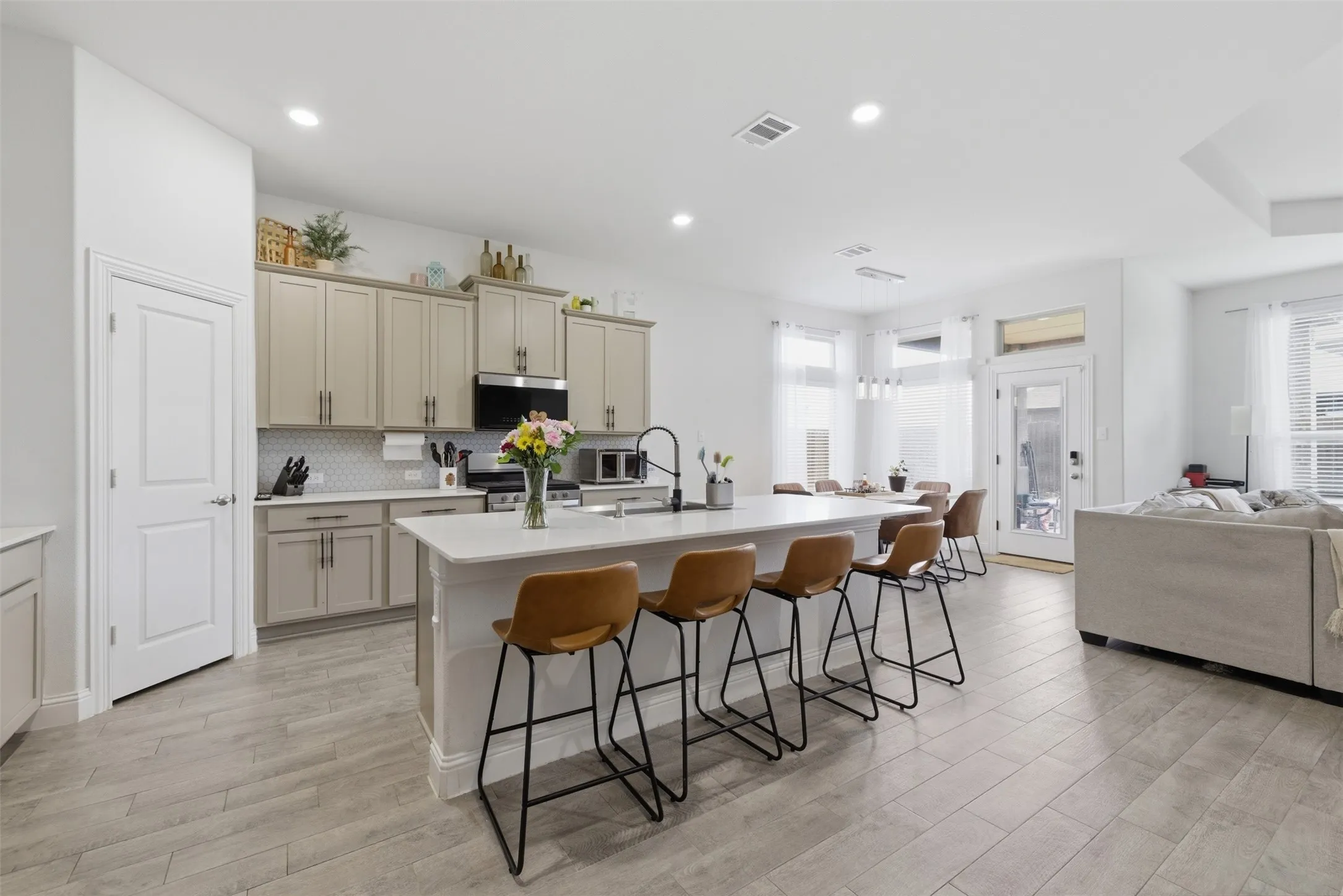 Single Family Residence For Sale in Denton County , 10916 Glover Lane, Aubrey, Texas 76227, 4 Bedroom, 3 Bathroom, 3 Garage spaces, 2,510 Sqft, built in 2021, mls#21273844, Real Estate Agent in Aubrey, Homes For Sale in Denton county, Homes For Sale in Aubrey, Realtor in Aubrey Texas, Real Estate Brokerage Independent Realty Texas, Luminita Cordes Realtor
