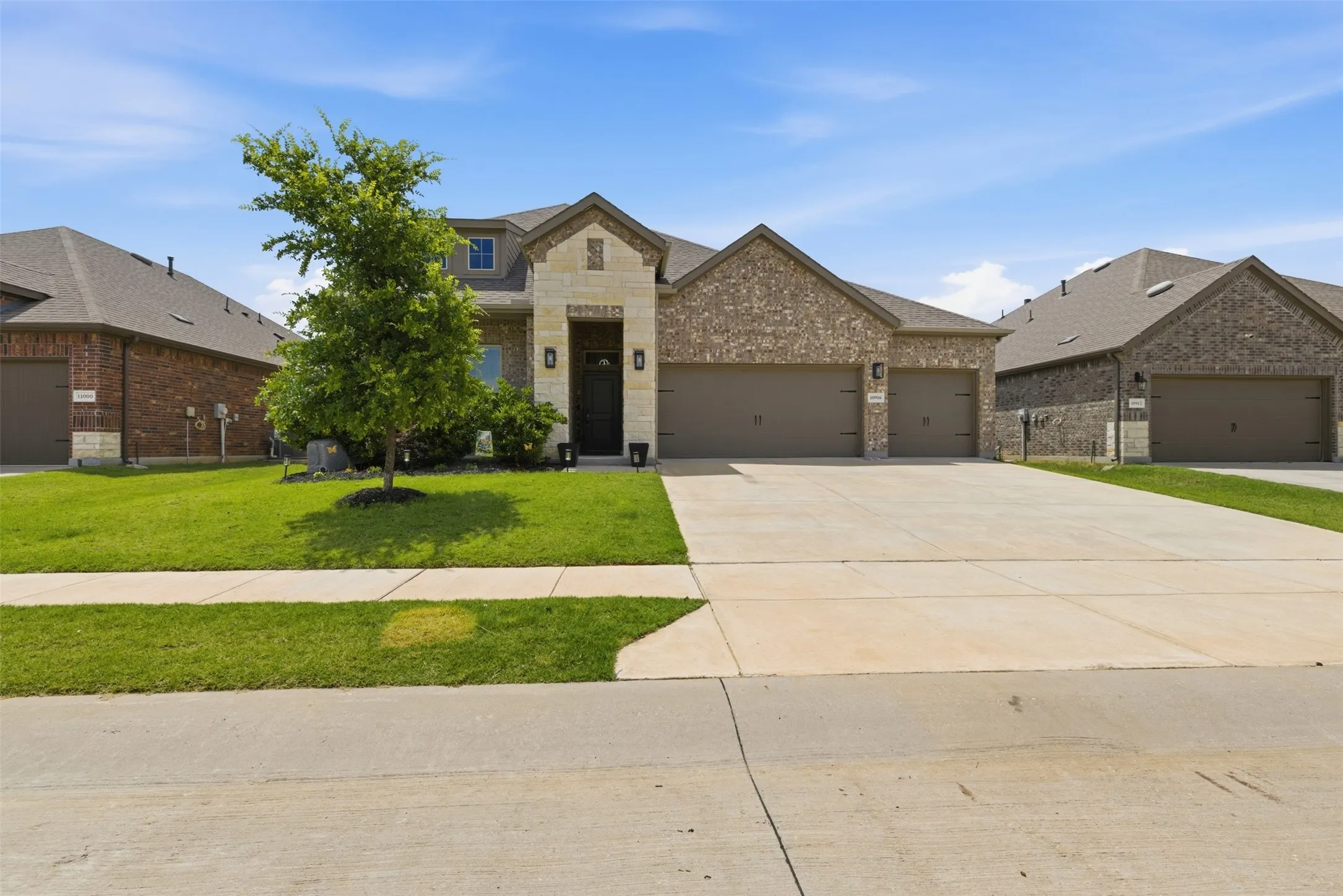 Single Family Residence For Sale in Denton County , 10916 Glover Lane, Aubrey, Texas 76227, 4 Bedroom, 3 Bathroom, 3 Garage spaces, 2,510 Sqft, built in 2021, mls#21273844, Real Estate Agent in Aubrey, Homes For Sale in Denton county, Homes For Sale in Aubrey, Realtor in Aubrey Texas, Real Estate Brokerage Independent Realty Texas, Luminita Cordes Realtor