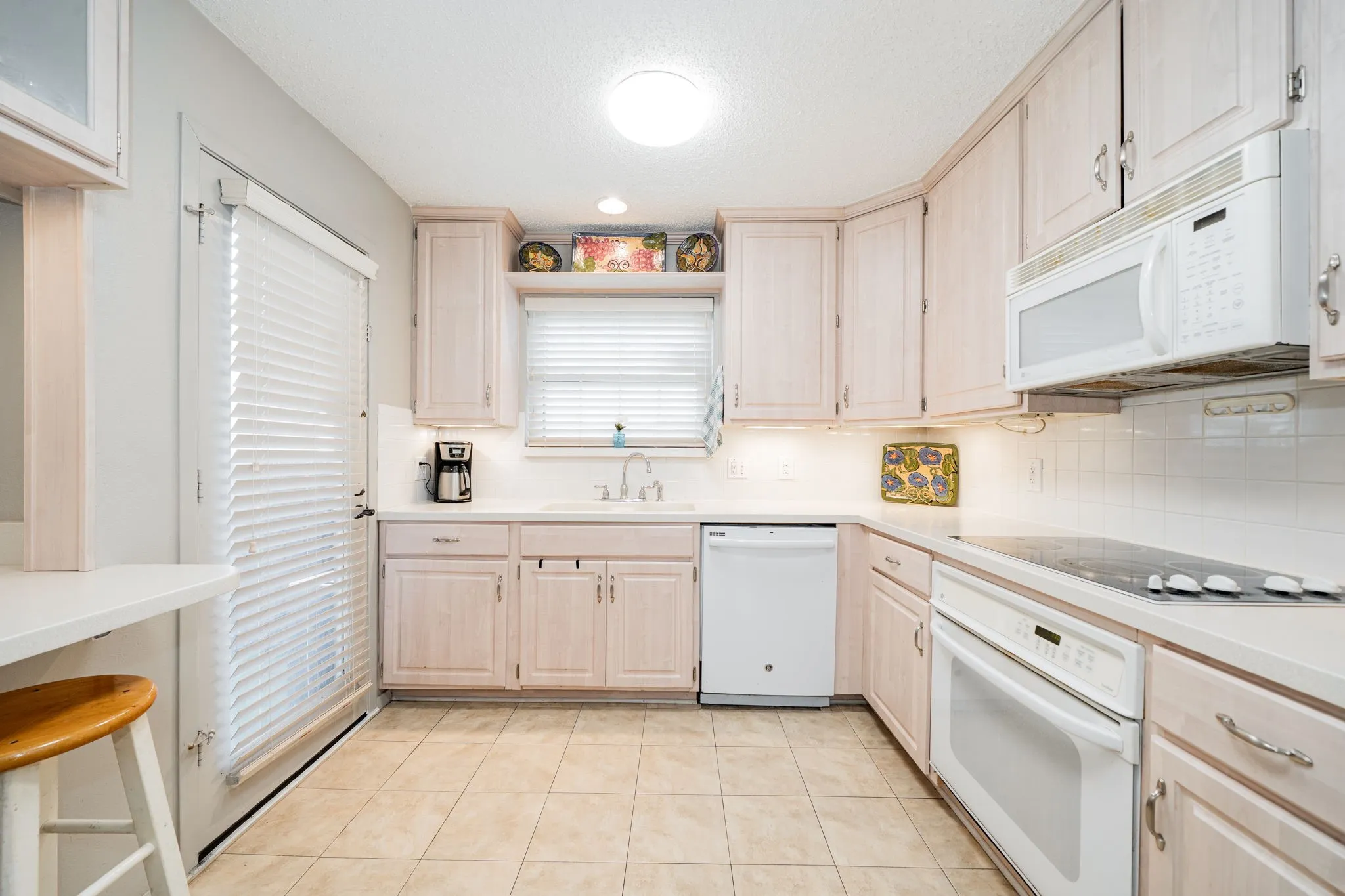 Condominium For Rent in Dallas County , 5335 Bent Tree Forest Drive 170, Dallas, Texas 75248, 2 Bedroom, 2 Bathroom, Garage spaces, 1,137 Sqft, built in 1981, mls#21274481, Real Estate Agent in Dallas, Homes For Rent in Dallas county, Homes For Rent in Dallas, Realtor in Dallas Texas, Real Estate Brokerage Independent Realty Texas, Luminita Cordes Realtor