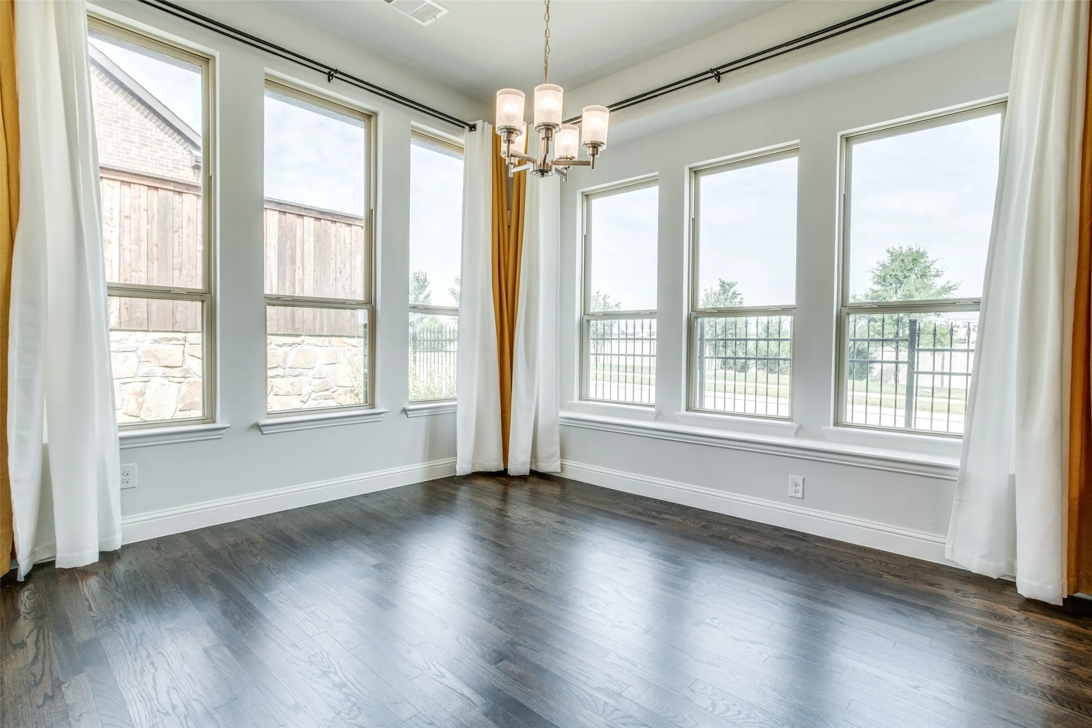 Single Family Residence For Sale in Dallas County , 7915 Pimlico Drive, Irving, Texas 75063, 4 Bedroom, 3 Bathroom, 2 Garage spaces, 2,908 Sqft, built in 2017, mls#21274635, Real Estate Agent in Irving, Homes For Sale in Dallas county, Homes For Sale in Irving, Realtor in Irving Texas, Real Estate Brokerage Independent Realty Texas, Luminita Cordes Realtor
