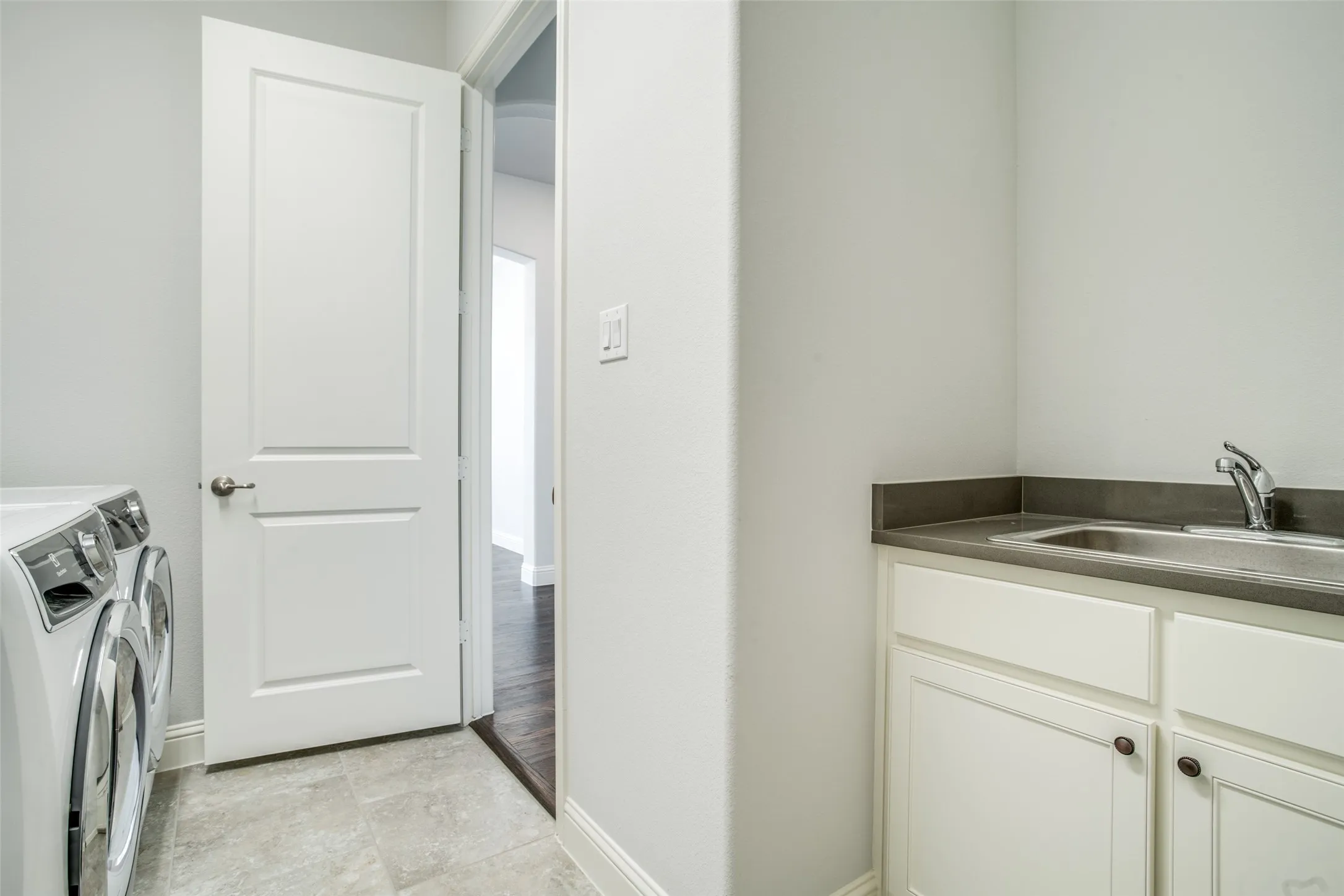 Single Family Residence For Sale in Dallas County , 7915 Pimlico Drive, Irving, Texas 75063, 4 Bedroom, 3 Bathroom, 2 Garage spaces, 2,908 Sqft, built in 2017, mls#21274635, Real Estate Agent in Irving, Homes For Sale in Dallas county, Homes For Sale in Irving, Realtor in Irving Texas, Real Estate Brokerage Independent Realty Texas, Luminita Cordes Realtor