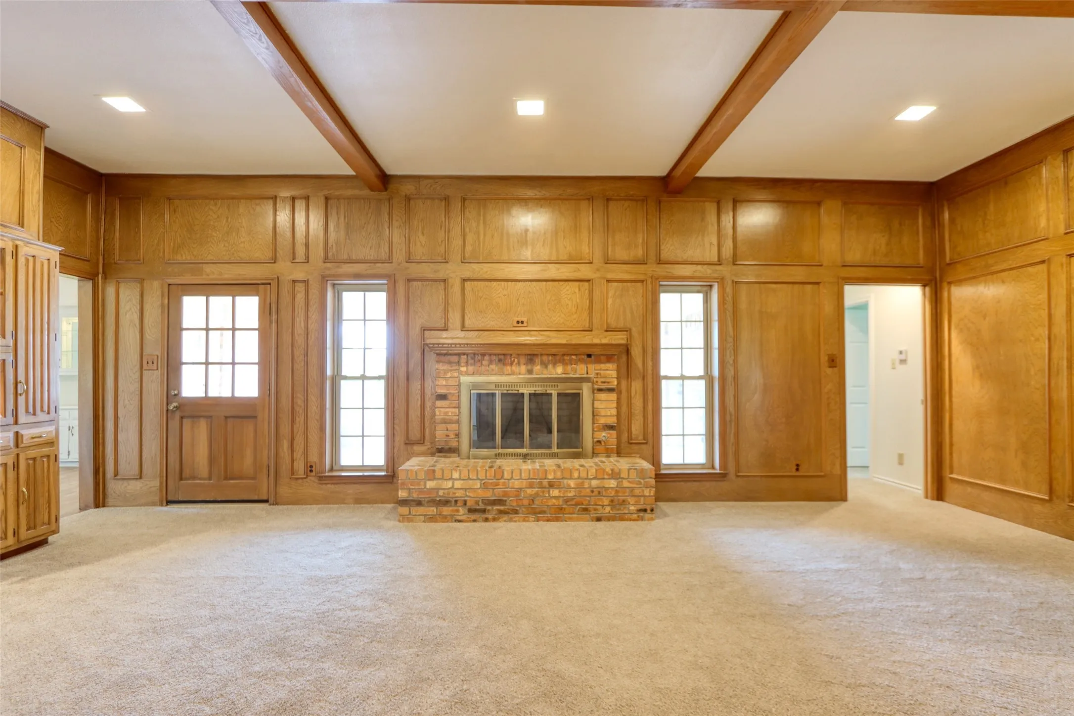 Single Family Residence For Sale in Ellis County , 1113 Mockingbird Circle, Ennis, Texas 75119, 4 Bedroom, 3 Bathroom, 3 Garage spaces, 3,338 Sqft, built in 1976, mls#21274496, Real Estate Agent in Ennis, Homes For Sale in Ellis county, Homes For Sale in Ennis, Realtor in Ennis Texas, Real Estate Brokerage Independent Realty Texas, Luminita Cordes Realtor