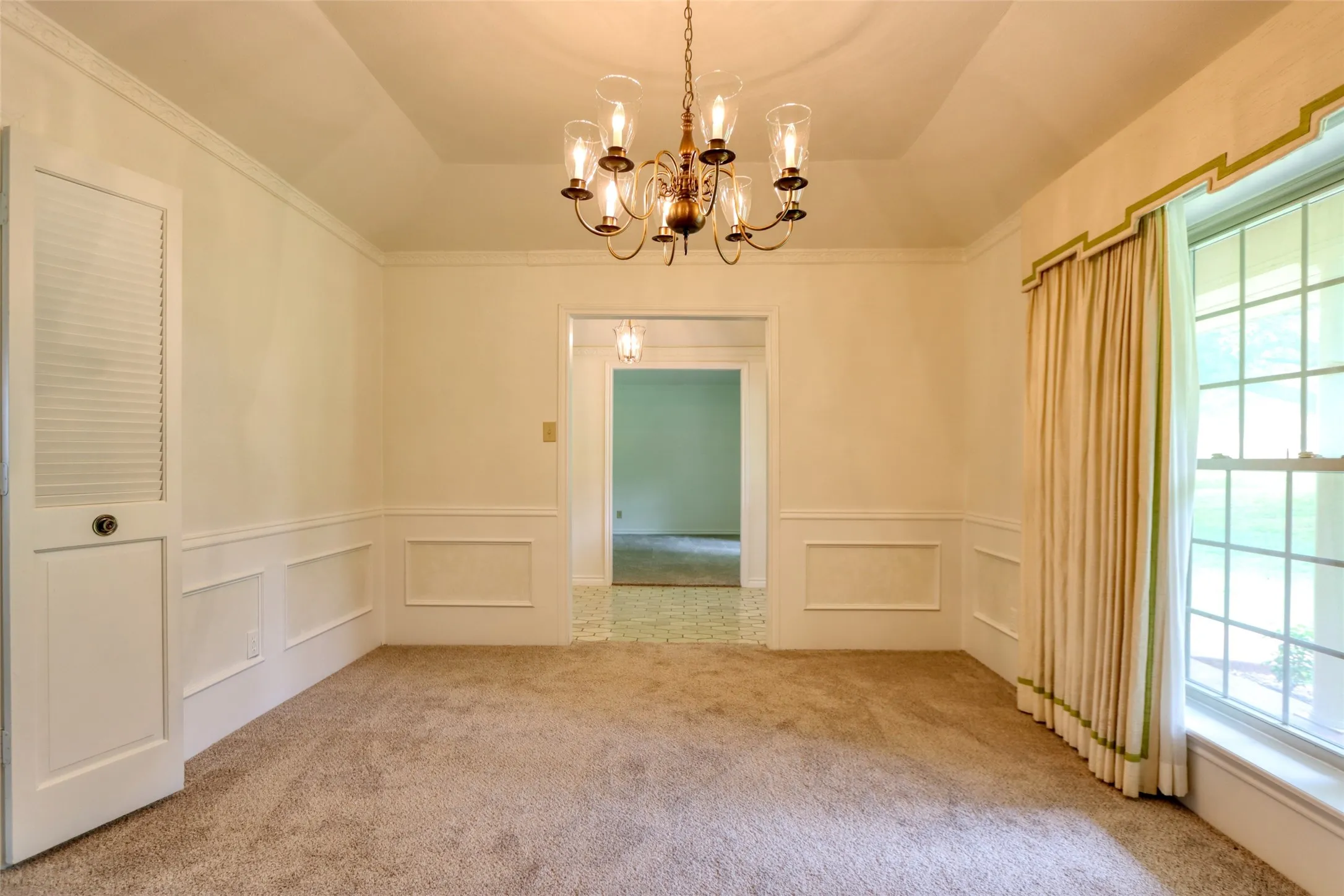 Single Family Residence For Sale in Ellis County , 1113 Mockingbird Circle, Ennis, Texas 75119, 4 Bedroom, 3 Bathroom, 3 Garage spaces, 3,338 Sqft, built in 1976, mls#21274496, Real Estate Agent in Ennis, Homes For Sale in Ellis county, Homes For Sale in Ennis, Realtor in Ennis Texas, Real Estate Brokerage Independent Realty Texas, Luminita Cordes Realtor