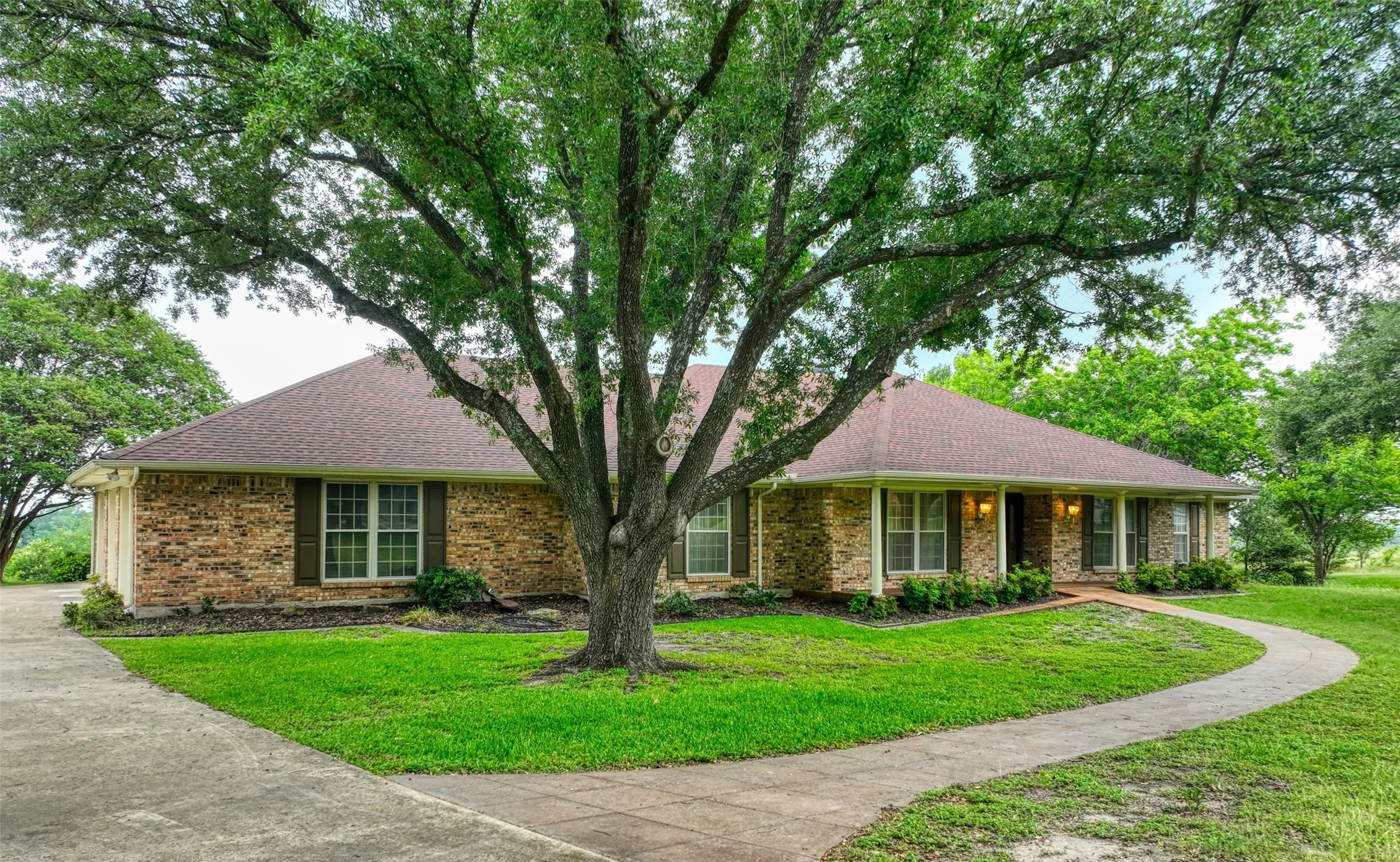 Single Family Residence For Sale in Ellis County , 1113 Mockingbird Circle, Ennis, Texas 75119, 4 Bedroom, 3 Bathroom, 3 Garage spaces, 3,338 Sqft, built in 1976, mls#21274496, Real Estate Agent in Ennis, Homes For Sale in Ellis county, Homes For Sale in Ennis, Realtor in Ennis Texas, Real Estate Brokerage Independent Realty Texas, Luminita Cordes Realtor