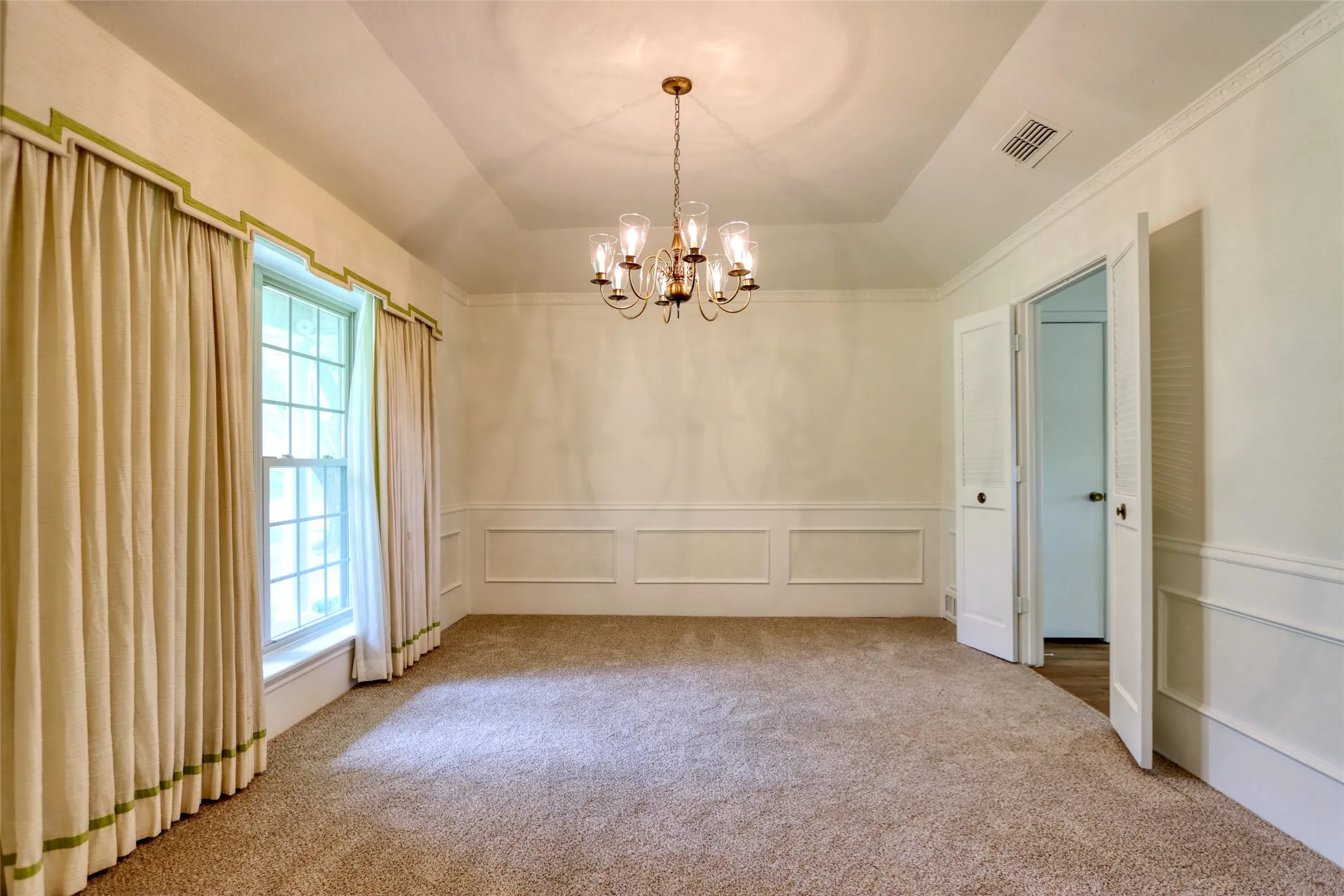 Single Family Residence For Sale in Ellis County , 1113 Mockingbird Circle, Ennis, Texas 75119, 4 Bedroom, 3 Bathroom, 3 Garage spaces, 3,338 Sqft, built in 1976, mls#21274496, Real Estate Agent in Ennis, Homes For Sale in Ellis county, Homes For Sale in Ennis, Realtor in Ennis Texas, Real Estate Brokerage Independent Realty Texas, Luminita Cordes Realtor