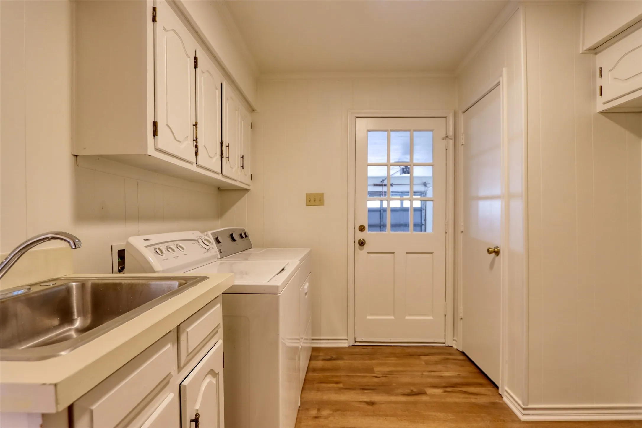 Single Family Residence For Sale in Ellis County , 1113 Mockingbird Circle, Ennis, Texas 75119, 4 Bedroom, 3 Bathroom, 3 Garage spaces, 3,338 Sqft, built in 1976, mls#21274496, Real Estate Agent in Ennis, Homes For Sale in Ellis county, Homes For Sale in Ennis, Realtor in Ennis Texas, Real Estate Brokerage Independent Realty Texas, Luminita Cordes Realtor