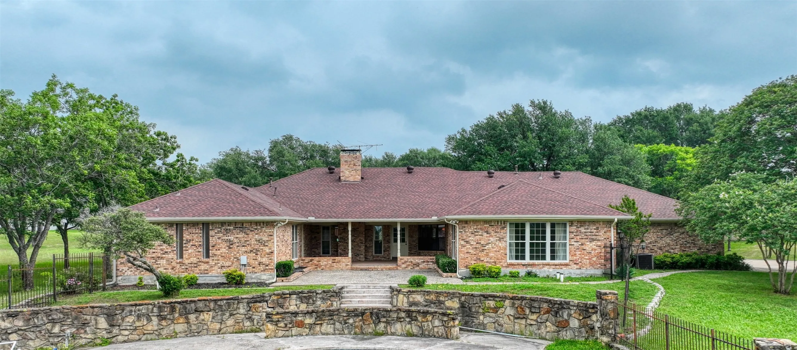 Single Family Residence For Sale in Ellis County , 1113 Mockingbird Circle, Ennis, Texas 75119, 4 Bedroom, 3 Bathroom, 3 Garage spaces, 3,338 Sqft, built in 1976, mls#21274496, Real Estate Agent in Ennis, Homes For Sale in Ellis county, Homes For Sale in Ennis, Realtor in Ennis Texas, Real Estate Brokerage Independent Realty Texas, Luminita Cordes Realtor
